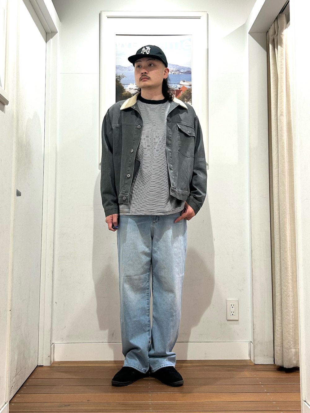 ブラック系のTシャツ/カットソー、グレー系のブルゾン、ブルー系のデニムパンツを着用したメンズの冬コーディネートの1枚目の写真