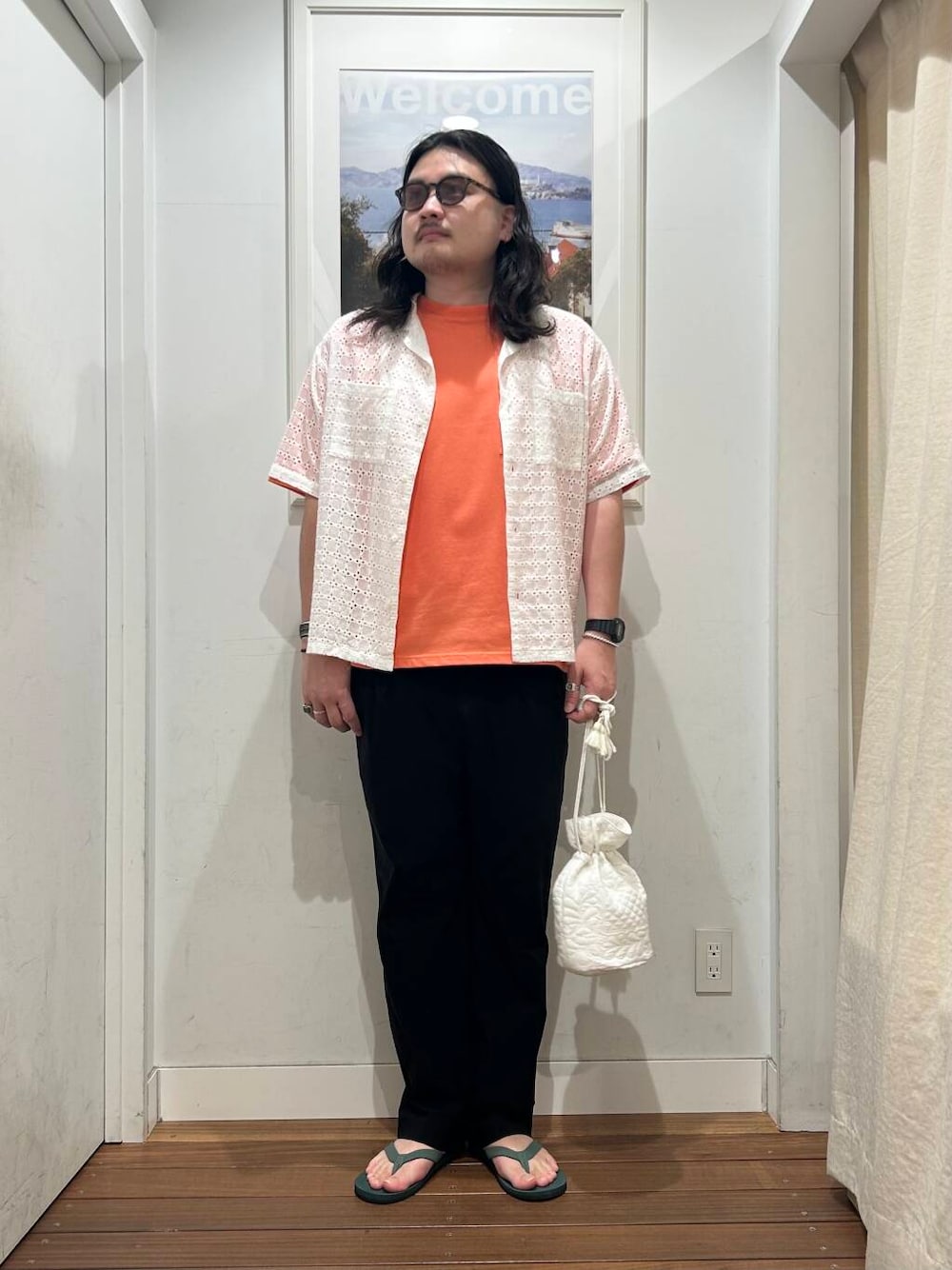 グリーン系のサンダル、ブラック系のその他パンツ、オレンジ系のTシャツ/カットソーを着用したメンズの夏コーディネートの1枚目の写真