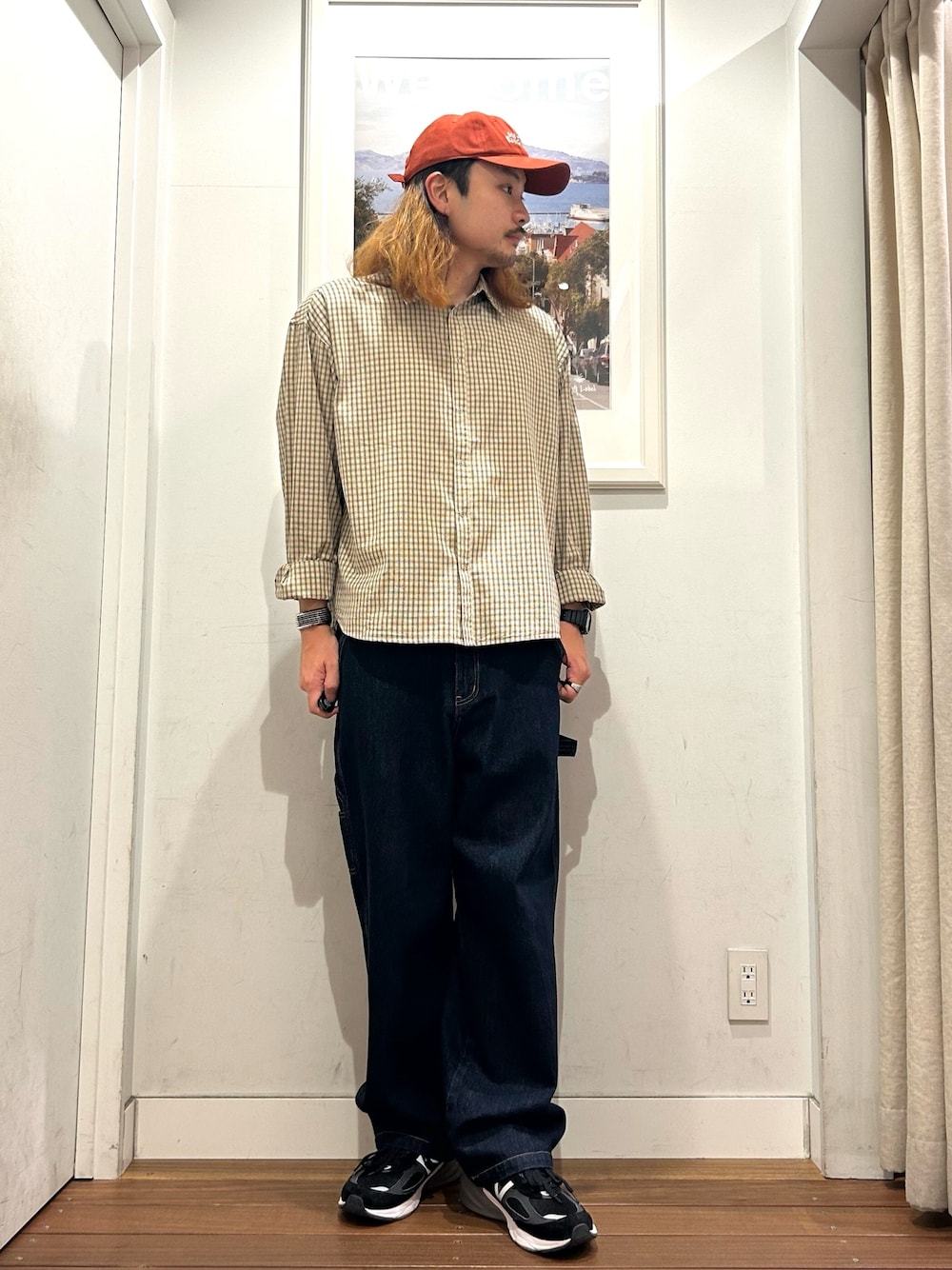 ホワイト系のTシャツ/カットソー、ベージュ系のシャツ/ブラウス、ブルー系のデニムパンツを着用したメンズの秋コーディネートの1枚目の写真