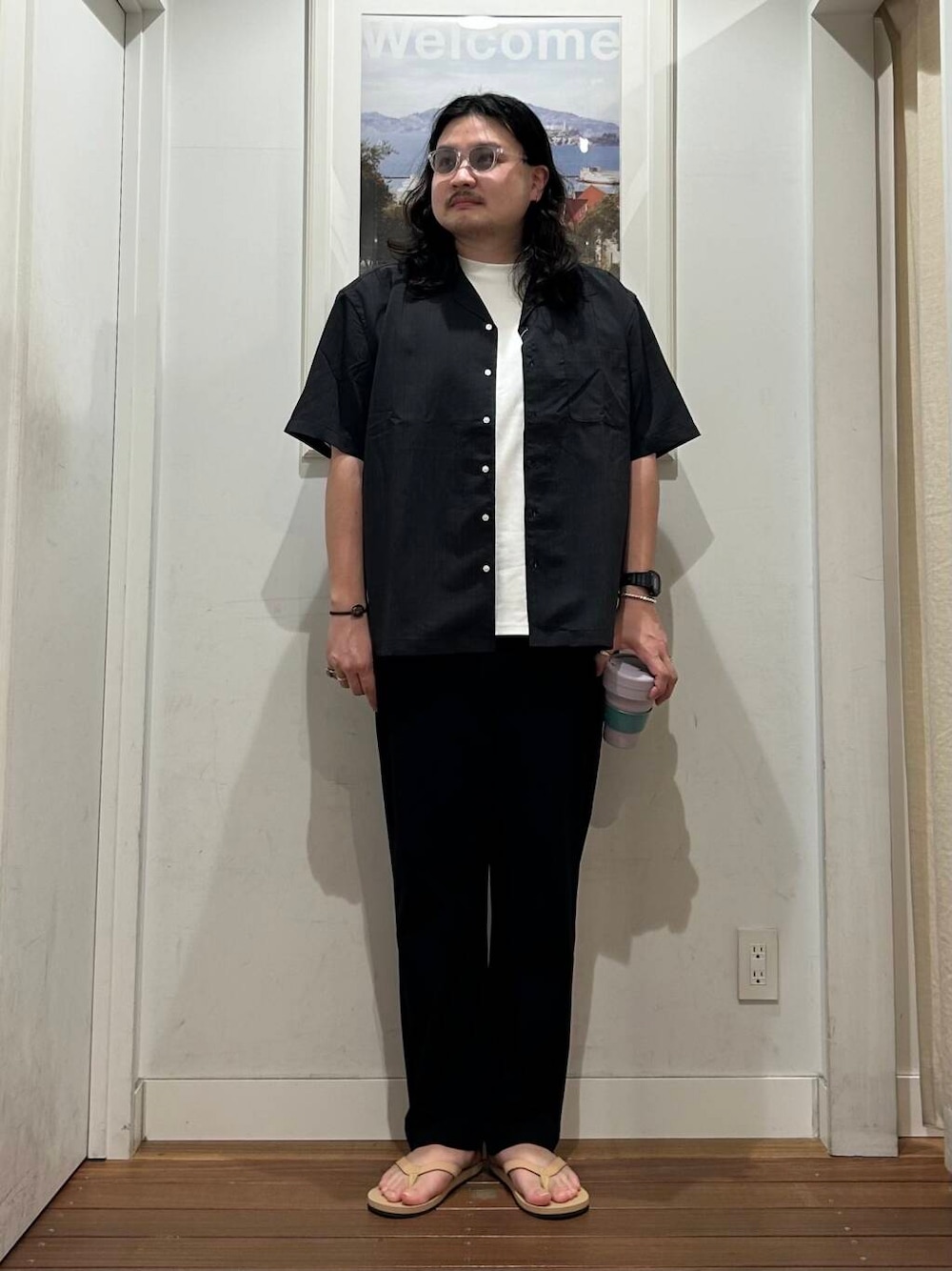ベージュ系のサンダル、ブラック系のその他パンツ、ホワイト系のTシャツ/カットソーを着用したメンズの夏コーディネートの1枚目の写真