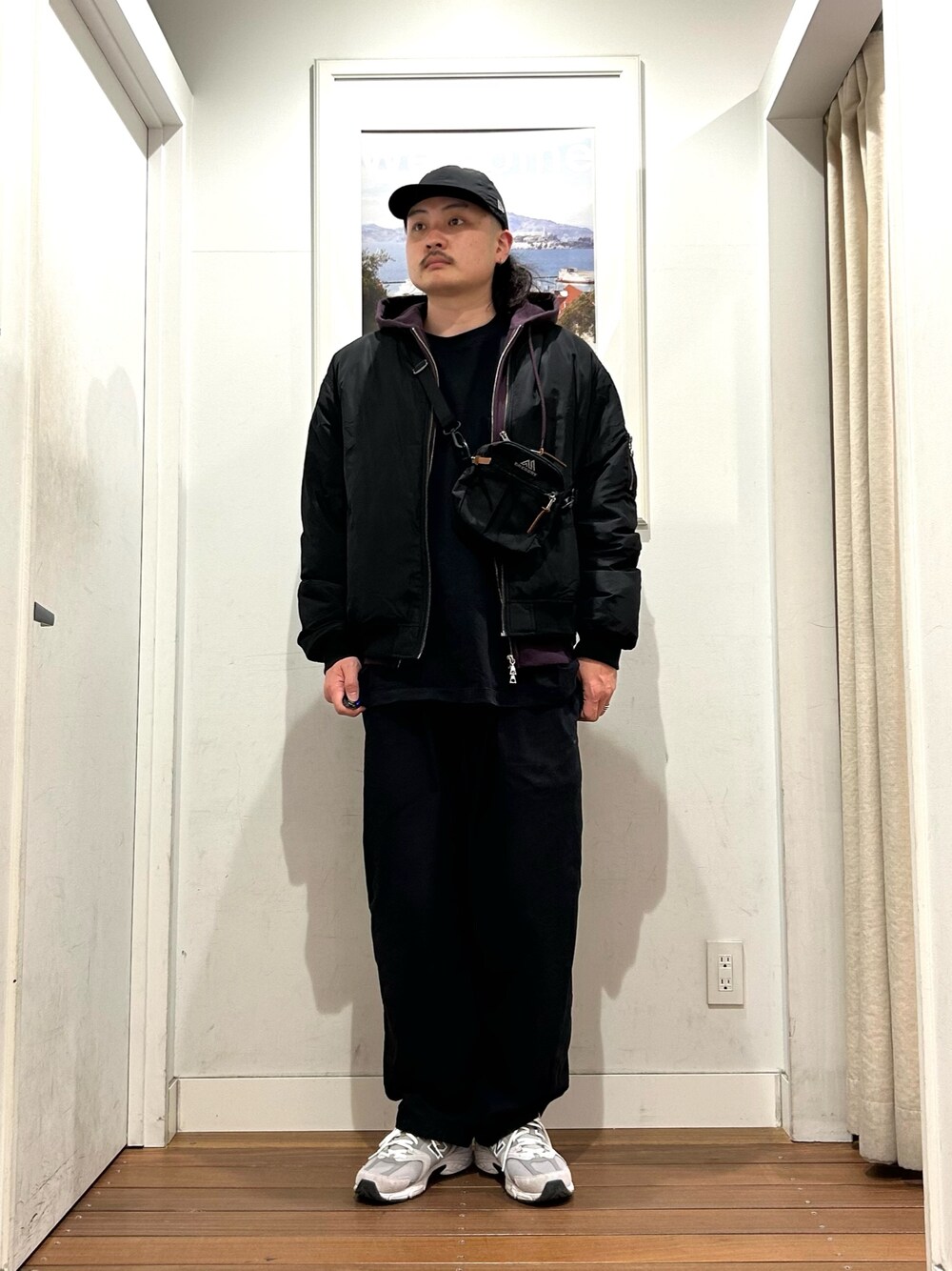 グレー系のスニーカー、ブラック系のその他パンツ、ホワイト系のTシャツ/カットソーを着用したメンズの冬コーディネートの1枚目の写真