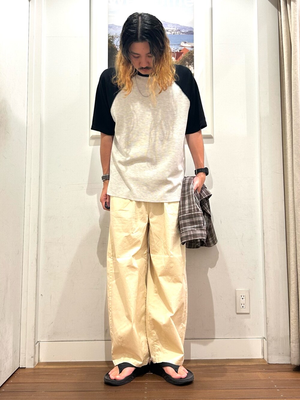 ホワイト系のTシャツ/カットソー、ブラック系のサンダル、ブラウン系のシャツ/ブラウスを着用したメンズの夏コーディネートの1枚目の写真