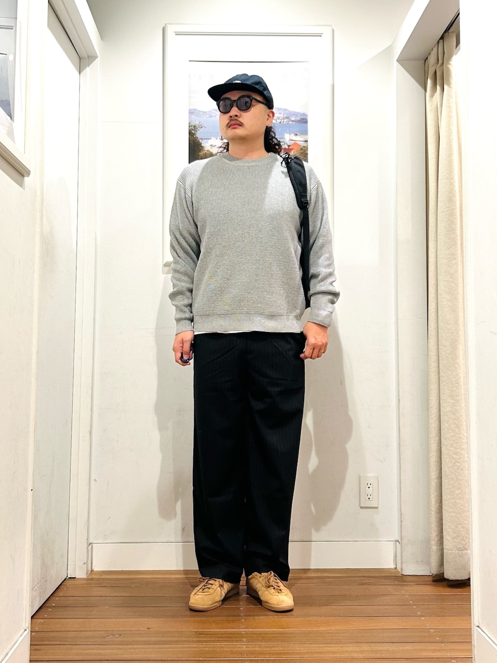 ブラウン系のスニーカー、ブラウン系のその他パンツ、ブラック系のバックパック/リュックを着用したメンズの秋コーディネートの1枚目の写真