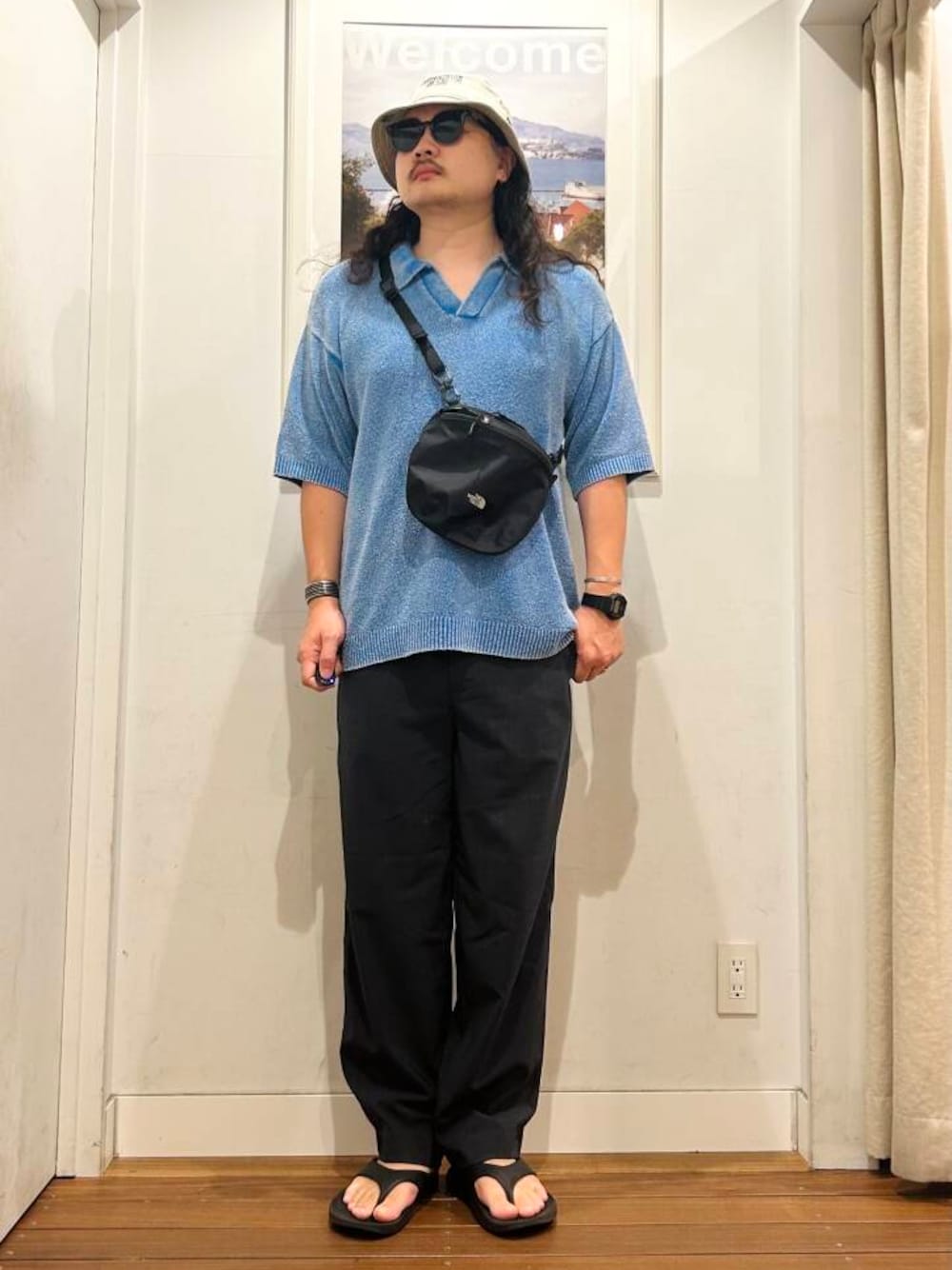 ブラック系のサンダル、ブラック系のショルダーバッグ、ホワイト系のタンクトップを着用したメンズの夏コーディネートの1枚目の写真