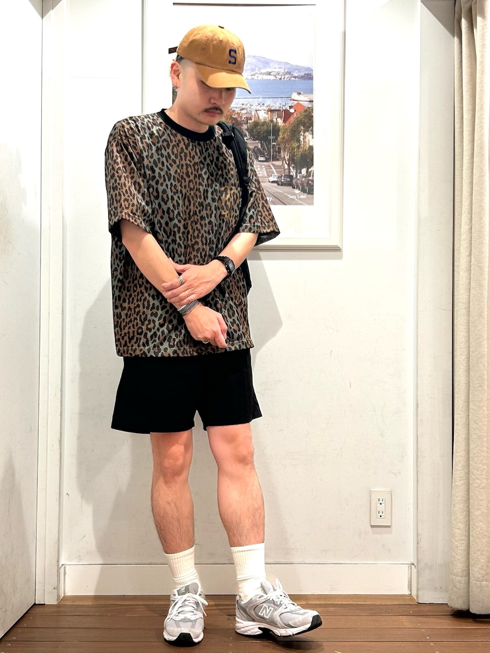 ブラック系のその他パンツ、ホワイト系のTシャツ/カットソー、ブラック系のバックパック/リュックを着用したメンズの春コーディネートの1枚目の写真