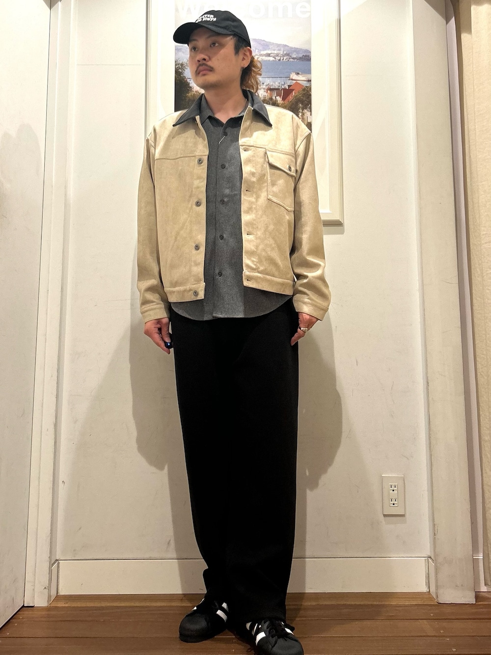 ホワイト系のTシャツ/カットソー、グレー系のシャツ/ブラウス、ベージュ系のブルゾンを着用したメンズの秋コーディネートの1枚目の写真