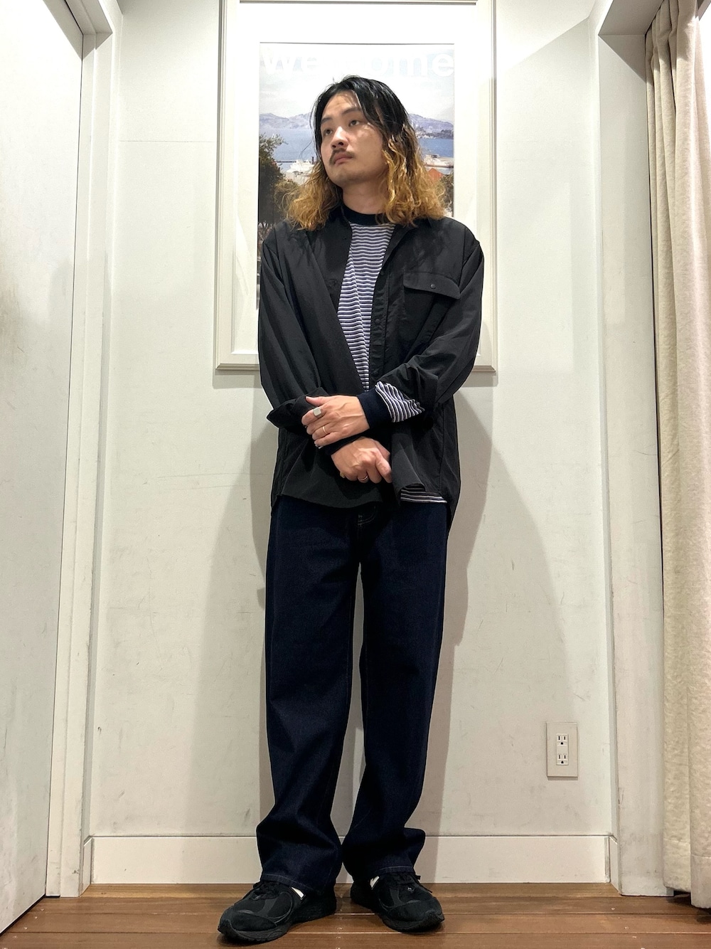 ブルー系のデニムパンツ、パープル系のTシャツ/カットソー、ホワイト系のタンクトップを着用したメンズの秋コーディネートの1枚目の写真