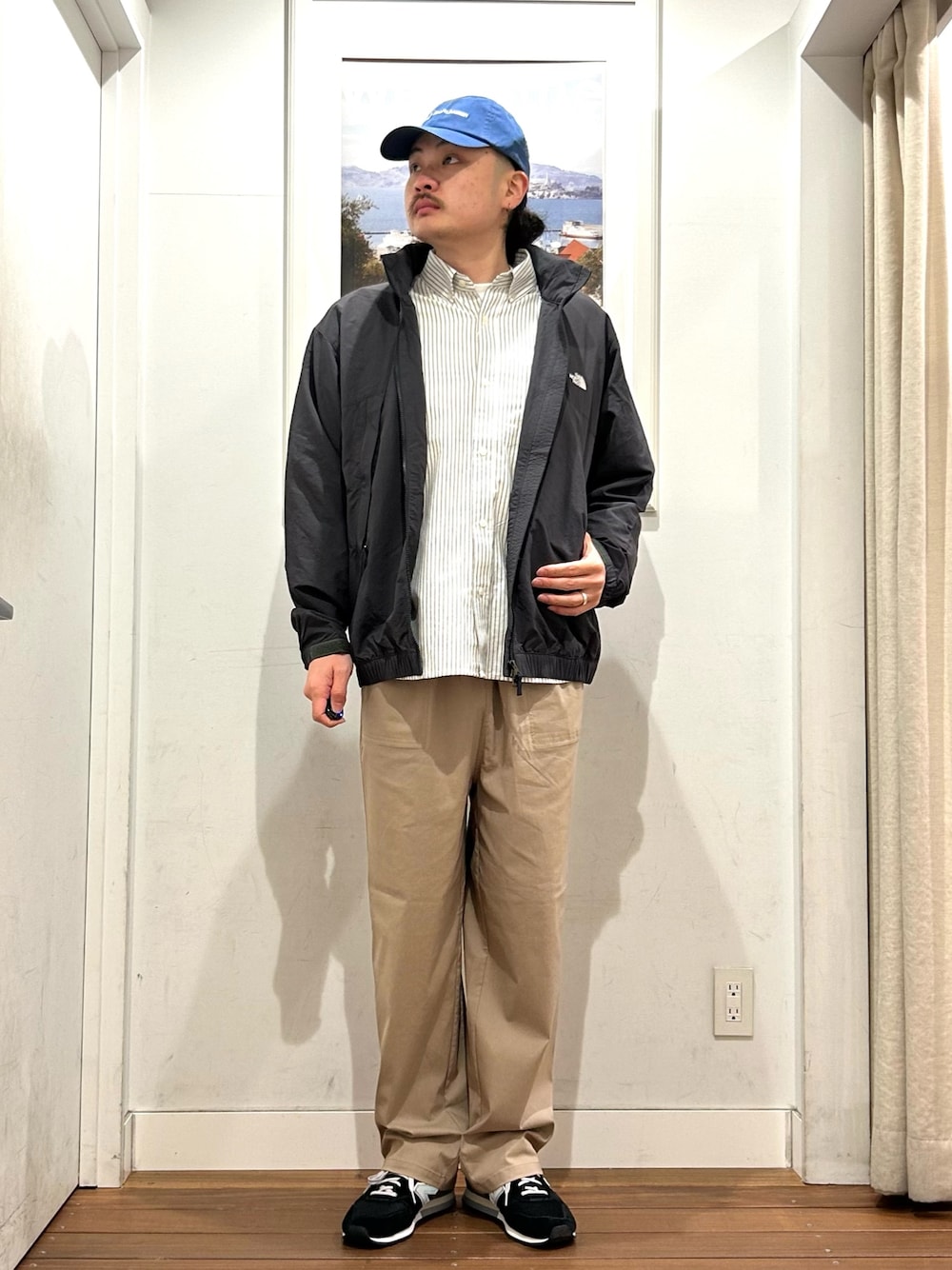 ホワイト系のTシャツ/カットソー、ホワイト系のシャツ/ブラウス、グレー系のナイロンジャケットを着用したメンズの春コーディネートの1枚目の写真