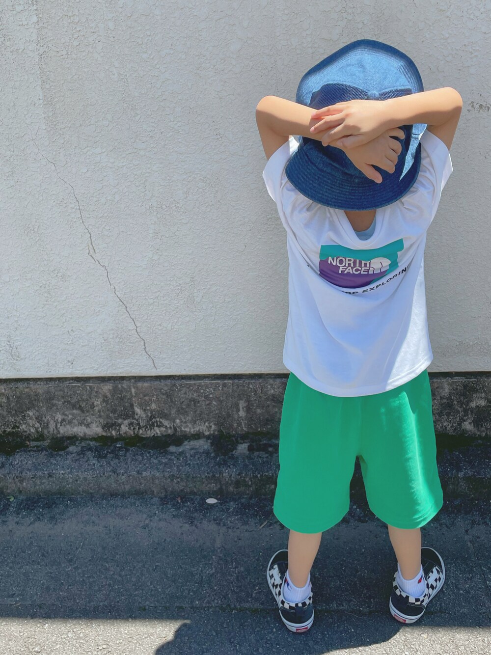 「息子、むすこーで、男の子コーデ、男の子、子供服、キッズコーデ、5歳、THE NORTH FACE、GAP、VANS」｜「THE NORTH FACEのアイテム（Tシャツ/カットソー、ホワイト系）」を使った、shokiさん（キッズ・100cm）の秋コーディネートの1枚目の写真