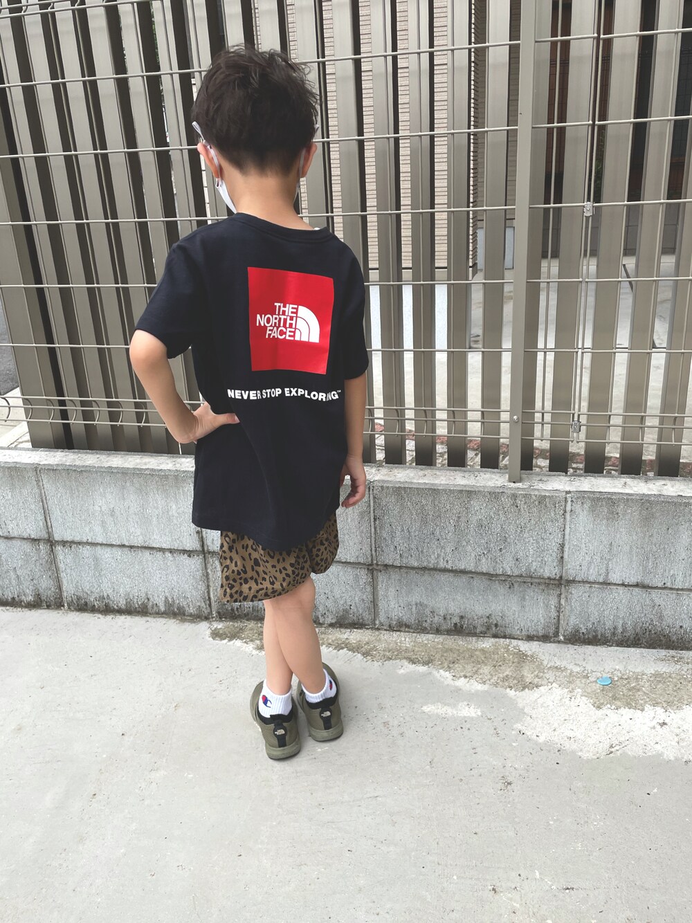 「息子、むすこーで、男の子、男の子コーデ、子供服、キッズコーデ、キッズファッション、5歳、THE NORTH FACE、グローバルワーク(GLOBAL WORK)」｜「THE NORTH FACEのザ ノース フェイス THE NORTH FACE S/S Square Logo Tee(ショートスリーブスクエアロゴティー)（Tシャツ/カットソー、ブラック系）」を使った、shokiさん（キッズ・110cm）の秋コーディネートの1枚目の写真
