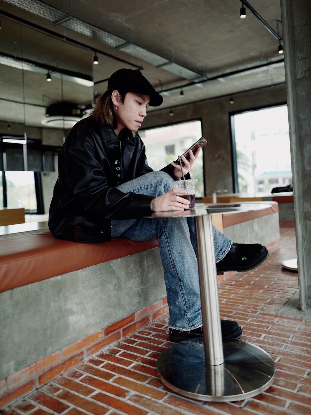「春のおしゃ見えテクニック」｜「SOPHNET.のアイテム（ジャケット/アウター、ブラック系）」を使った、Kyle  Mokさん（メンズ・170cm）の春コーディネートの1枚目の写真