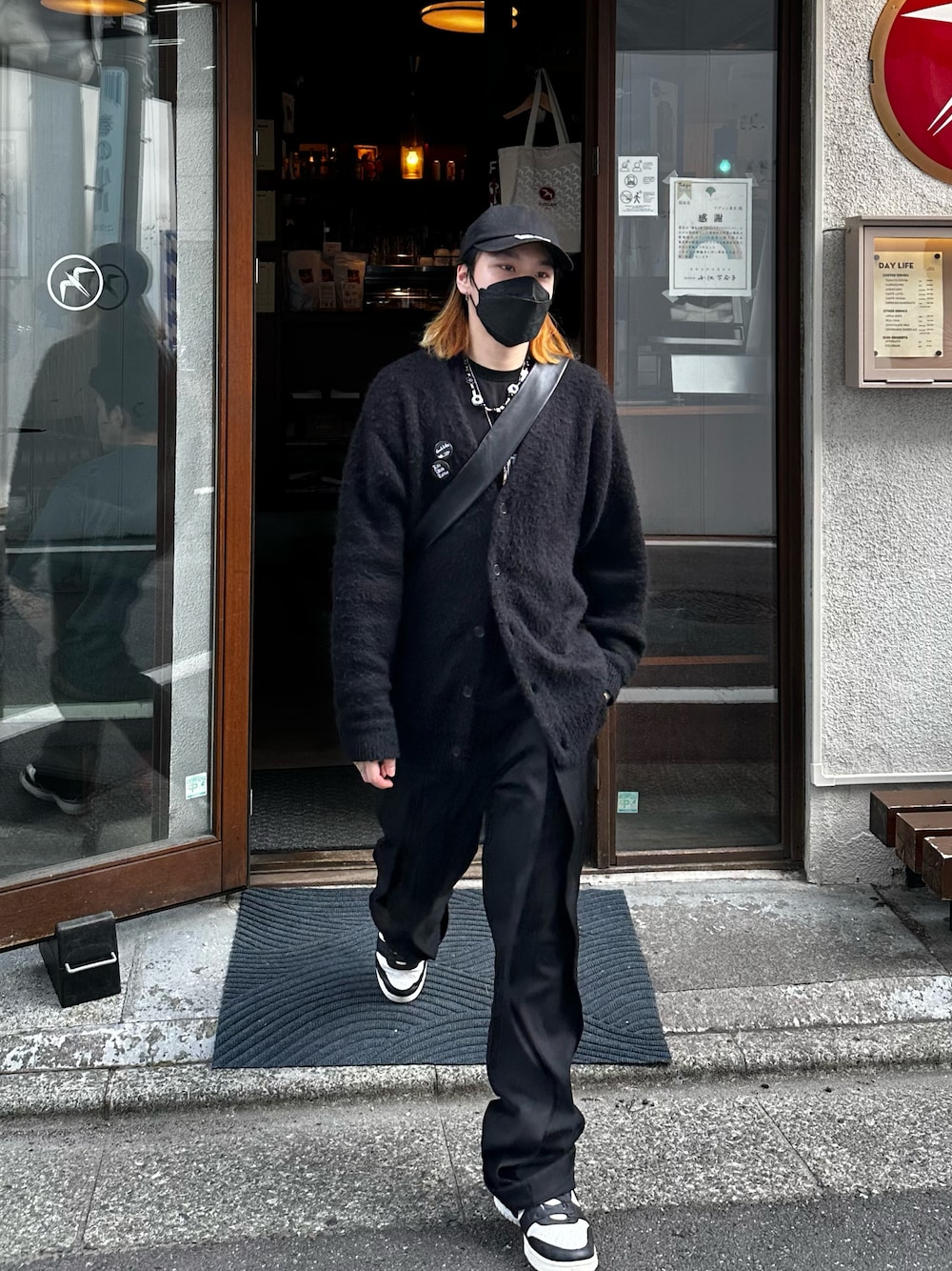 「大人コーデ、ootd」｜「BEAMSのアイテム（ニット/セーター、ブラック系）」を使った、Kyle  Mokさん（メンズ・170cm）の秋コーディネートの1枚目の写真
