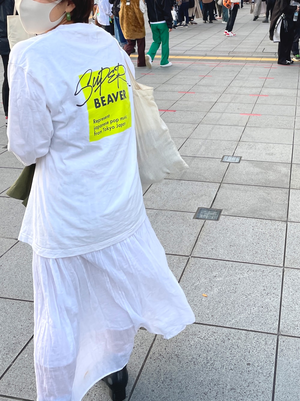 「休日スタイル、ライブTシャツ、オールホワイト」｜「FREAK'S STOREのアイテム（スカート、ホワイト系）」を使った、yukaritofukuさん（レディース・151cm）の秋コーディネートの1枚目の写真