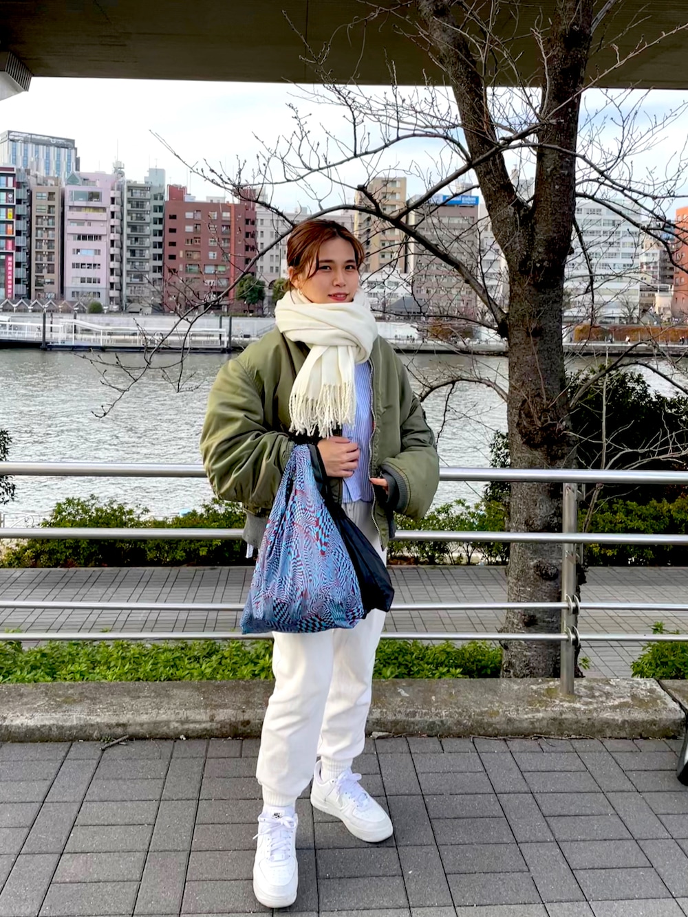 「休日スタイル、パンツスタイル、カジュアルコーデ、スニーカー、お出かけコーデ、低身長女子、春コーデ、白スニーカー、骨格ストレート、おしゃれさんと繋がりたい、古着コーデ、プチプラコーデ、顔タイプフレッシュ、自転車スタイル、着回しコーデ」｜「古着のアイテム（MA-1、グリーン系）」を使った、yukaritofukuさん（レディース・151cm）の冬コーディネートの1枚目の写真