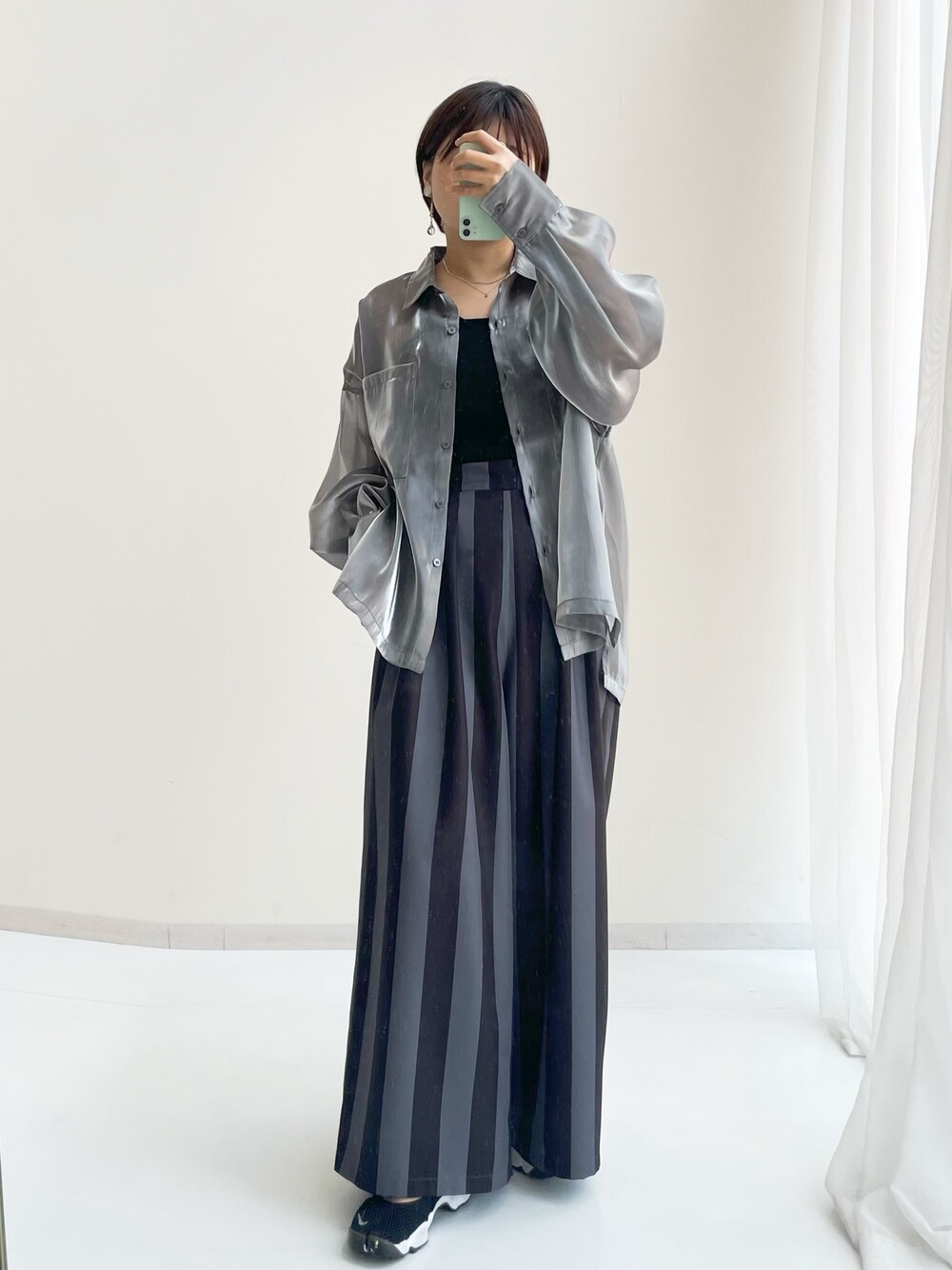「レディースファッション、レギュラー、スタッフ、ワイドパンツ、シアーシャツ、オーガンジー、モードカジュアル、エアリフト、スワユニーク、グレー」｜「nissenのラメオーガンジーポケット付きオーバーサイズシャツ　［Soiunique］（シャツ/ブラウス、グレー系）」を使った、さなさん（レディース・160cm）の夏コーディネートの1枚目の写真