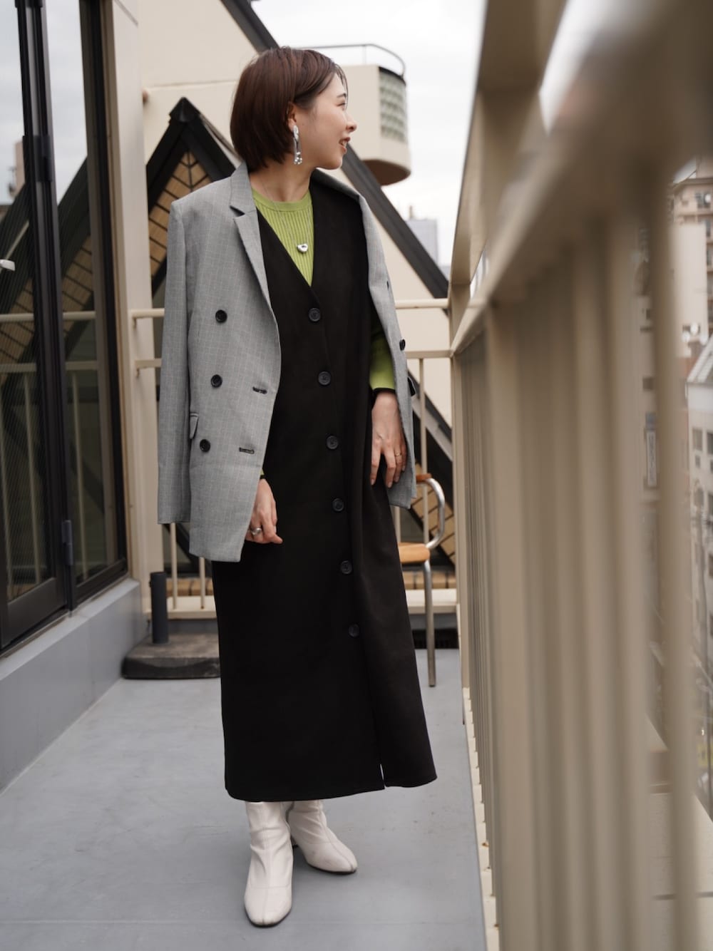 「レディースファッション、レギュラー、スタッフ、ジャケット、働く服、ジャンパースカート、秋イベントコーデ、30代、30代コーデ、ブーツ、チェック、ダブルジャケット、ニット、キレイめ」｜「7days Life Stylingの【レディーススーツ】セットアップ対応ダブルブレストテーラードジャケット（上下別売・多機能360°ストレッチ素材シリーズ）（スーツジャケット、ブラウン系）」を使った、さなさん（レディース・160cm）の夏コーディネートの1枚目の写真