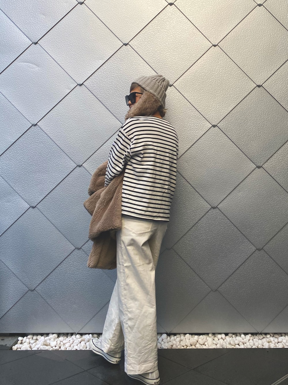 ホワイト系のTシャツ/カットソー、ホワイト系のデニムパンツ、ホワイト系のスニーカーを着用したレディースの冬コーディネートの1枚目の写真