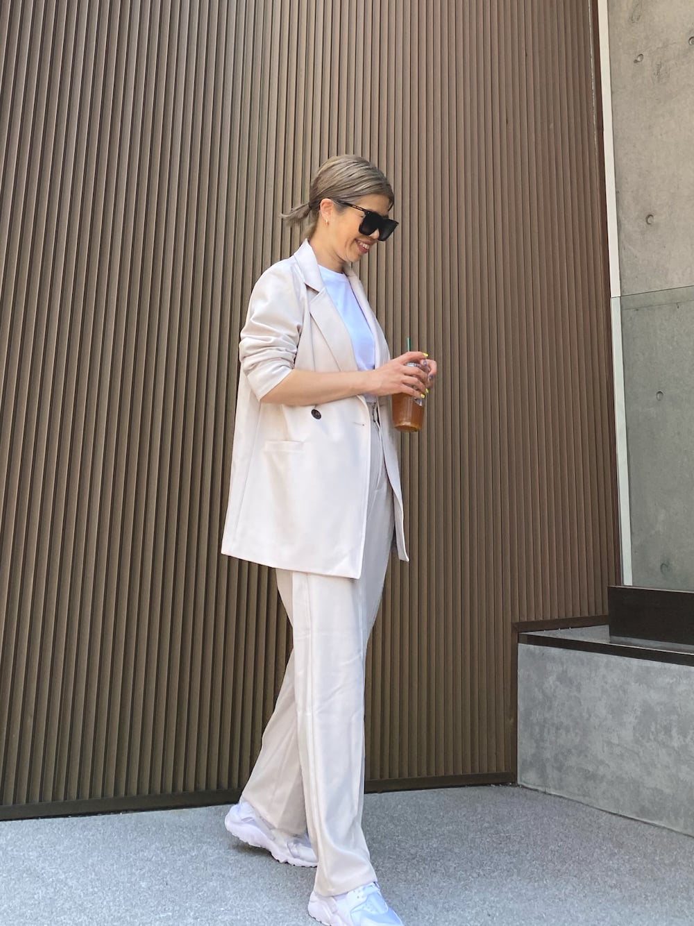 NIKEのスニーカーを使った「ママファッション」の人気ファッション