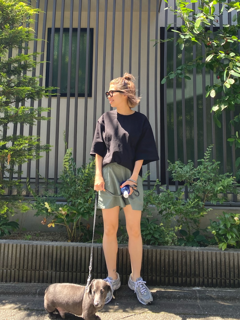 「休日スタイル、休日コーデ、休日、お散歩コーデ、ショートパンツ、スニーカーコーデ、Tシャツ、ニューバランス、シンプルコーデ、カジュアルコーデ、カーキ、ブラック」｜「IL BISONTEのIL BISONTE / HAIR ACCESSORY（ヘアゴム、ゴールド系）」を使った、naaaamiさん（レディース・158cm）の春コーディネートの1枚目の写真