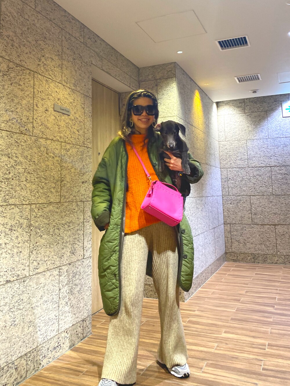 「ビッグシルエット、カラーニット、キルティングジャケット、カーキアウター、カチューシャ、ニットコーデ、パンツスタイル、カジュアルコーデ、ショルダーバッグ、オレンジ、休日スタイル、着回しコーデ、休日コーデ」｜「BEAUTY&YOUTH UNITED ARROWSのBY フェイクレザーヘアバンド（カチューシャ、ブラック系）」を使った、naaaamiさん（レディース・158cm）の冬コーディネートの1枚目の写真