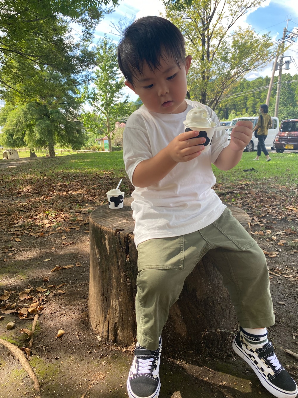 「休日スタイル、シンプルコーデ、まだまだ夏コーデ、ゆるコーデ、3歳男の子」｜「VANSのVANS ヴァンズ OLD SKOOL(14-18) オールドスクール　V36CS BLK/WHT CHK（スニーカー、ブラック系）」を使った、りんたろさん（キッズ・90cm）の秋コーディネートの1枚目の写真