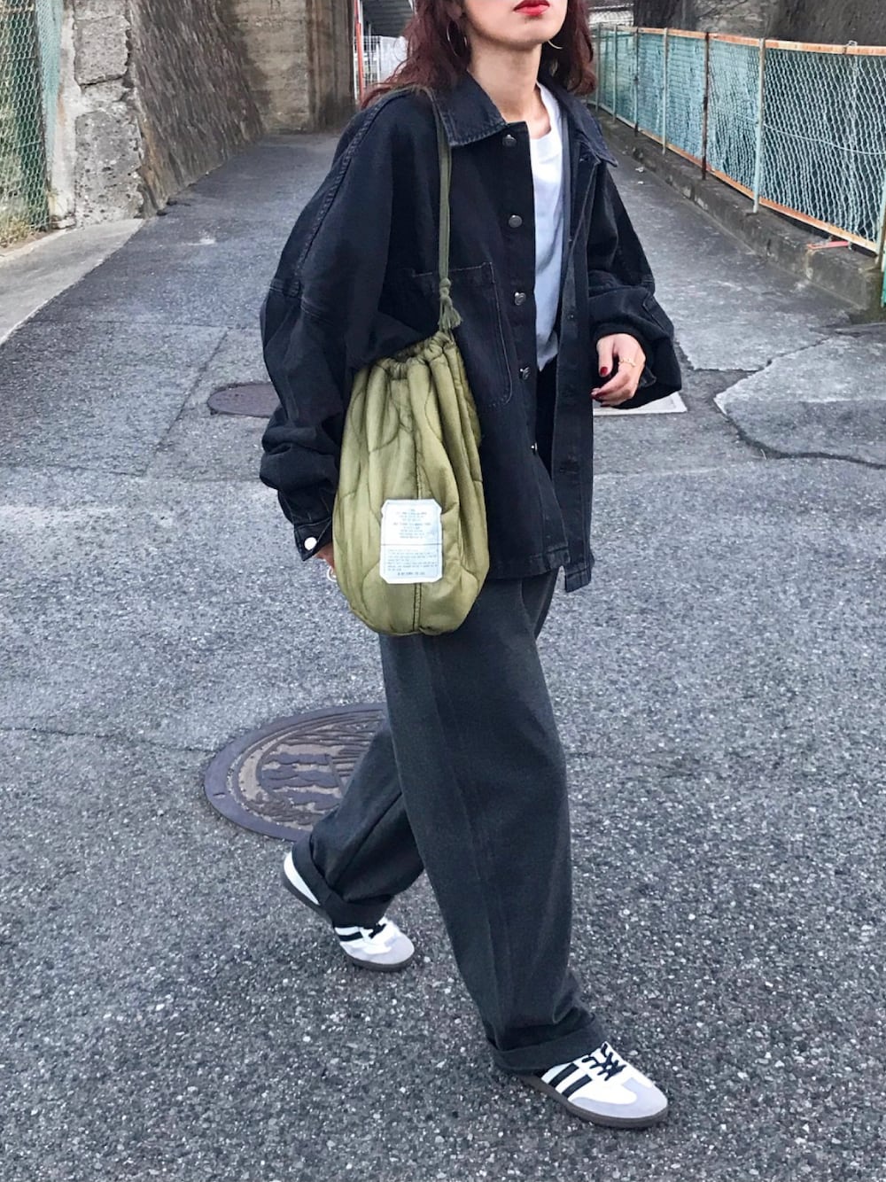 「ファッションを楽しもう、大人カジュアル、秋服、秋コーデ、デニム、ブラックデニム、デニムジャケット、ユニセックス、UNIQLO、UNIQLO U、ブラッシュドジャージーパンツ、グレー、adidas samba、古着MIX、ママコーデ」｜「kleeのアイテム（デニムジャケット、ブラック系）」を使った、Kumika☆さん（レディース・158cm）の秋コーディネートの1枚目の写真