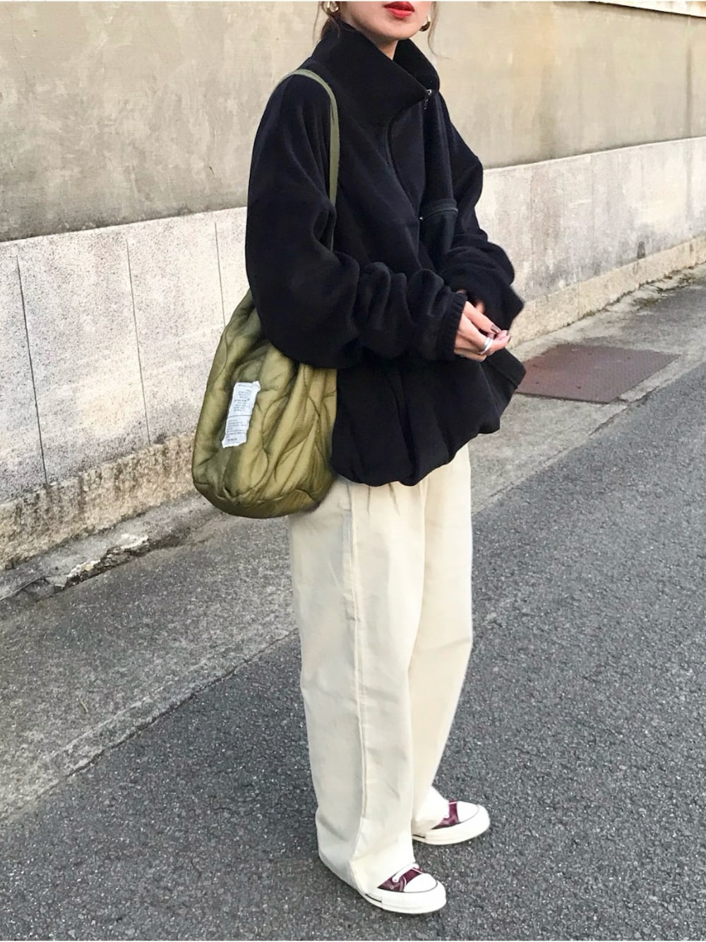 「モノトーン、フリース、ハーフジップ、コーデュロイパンツ、冬コーデ、キルティングバッグ、軍物、古着MIX、古着女子、ユニセックス、CT70s、バーガンディー、カジュアル、ママコーデ」｜「kleeのアイテム（トップス、ブラック系）」を使った、Kumika☆さん（レディース・158cm）の冬コーディネートの1枚目の写真