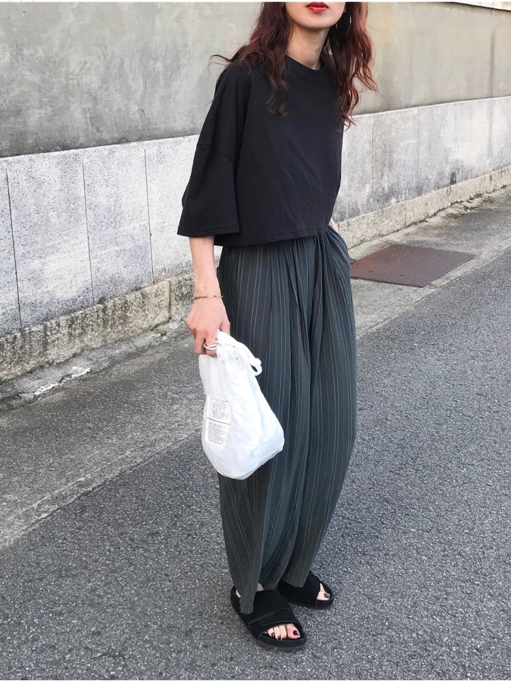 「シンプルコーデ、オトナカジュアル、オトナ女子、ストライプ、リラックスパンツ、ゆるコーデ、晩夏コーデ、birkenstock、サンダル、巾着バッグ、古着女子、クロップドトップス、ハーフスリーブ、ママコーデ」｜「kleeのアイテム（Tシャツ/カットソー、ブラック系）」を使った、Kumika☆さん（レディース・158cm）の夏コーディネートの1枚目の写真