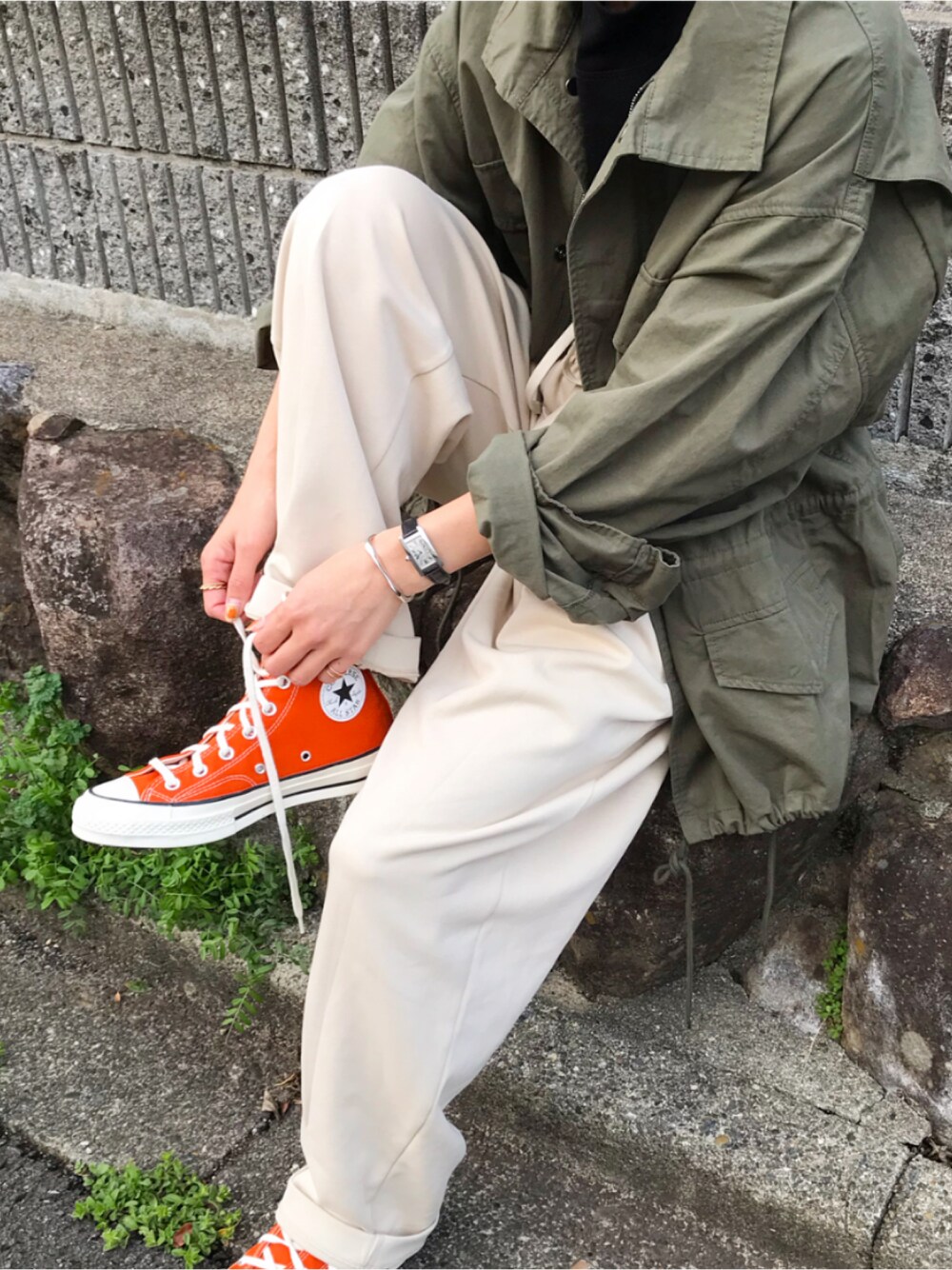 「アクセサリー、バングル、シルバーバングル、腕時計、Cartier、UNIQLO U、コンバース、casual、カラースニーカー、オレンジ、スウェットパンツ、ミリタリー ジャケット、ママコーデ」｜「COLOR TOKYO ACCESSORIESのハンドメイド風メタルバングル（バングル/リストバンド、シルバー系）」を使った、Kumika☆さん（レディース・158cm）の春コーディネートの1枚目の写真