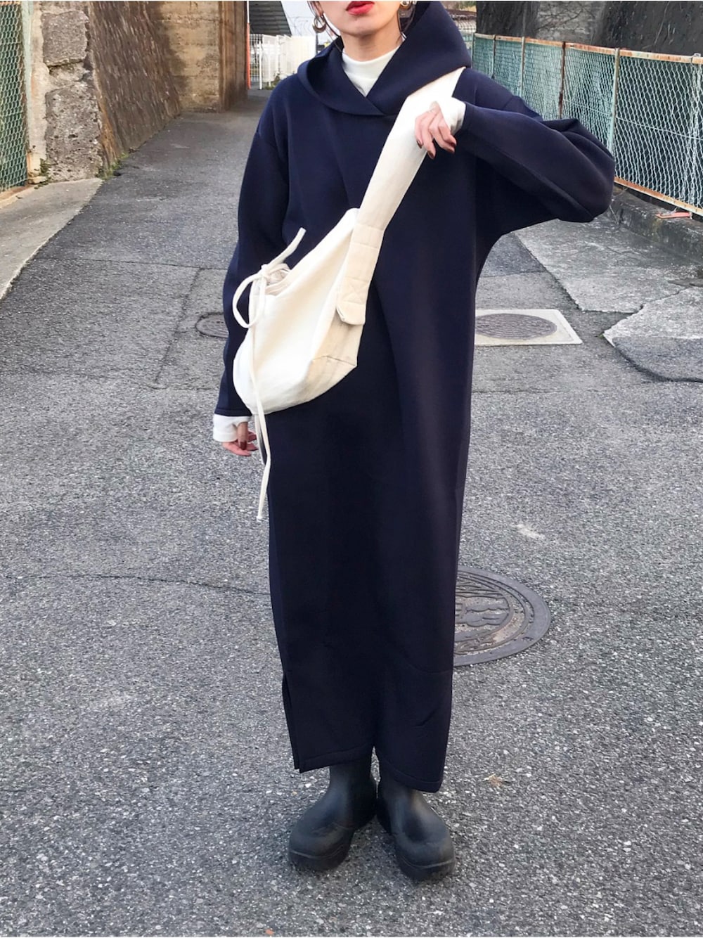 「オトナカジュアル、ワンピース、フーディーワンピース、ネイビー、ショルダーバッグ、シアートップス、パドルブーツ、urs、BOTTEGA VENETA、ゆるコーデ、休日スタイル、シンプル」｜「UR'Sのﾎﾞﾝﾃﾞｨﾝｸﾞﾌｰﾃﾞｨｰﾜﾝﾋﾟｰｽ（ワンピース、ブルー系）」を使った、Kumika☆さん（レディース・158cm）の春コーディネートの1枚目の写真