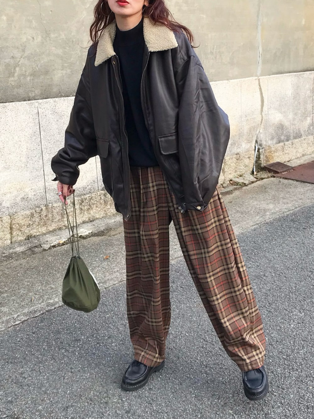 「冬コーデ、古着、古着女子、レザージャケット、ボアジャケット、ブルゾン、ユニセックス、チェックパンツ、ブラウン、UNIQLO U、Paraboot、personaleffectsbag、カジュアル、年末コーデ、ママコーデ」｜「kleeのアイテム（ジャケット/アウター、ブラウン系）」を使った、Kumika☆さん（レディース・158cm）の冬コーディネートの1枚目の写真