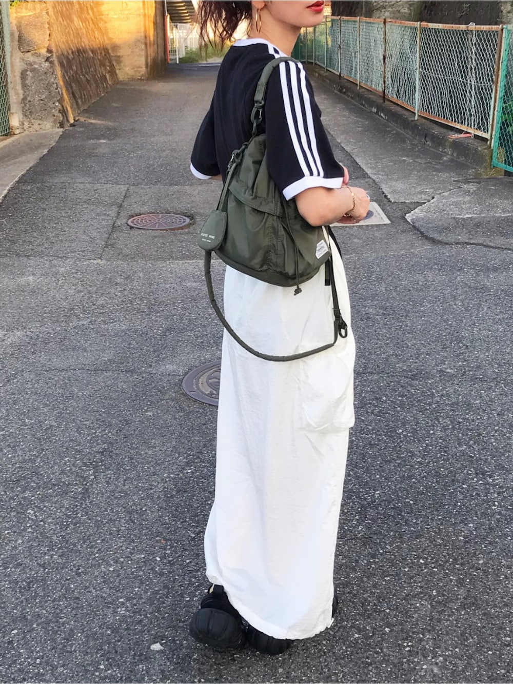 「夏コーデ、オトナカジュアル、スポーツミックス、モノトーン、adidas、アディダスTシャツ、カーゴスカート、スカート、白スカート、ショルダーバッグ、HYKE、PORTER、Onitsuka Tiger、ポニーテール、ママコーデ」｜「adidasのadidas アディダス M 3ST TEE ショートスリーブ IA4845 BLACK（Tシャツ/カットソー、ブラック系）」を使った、Kumika☆さん（レディース・158cm）の夏コーディネートの1枚目の写真