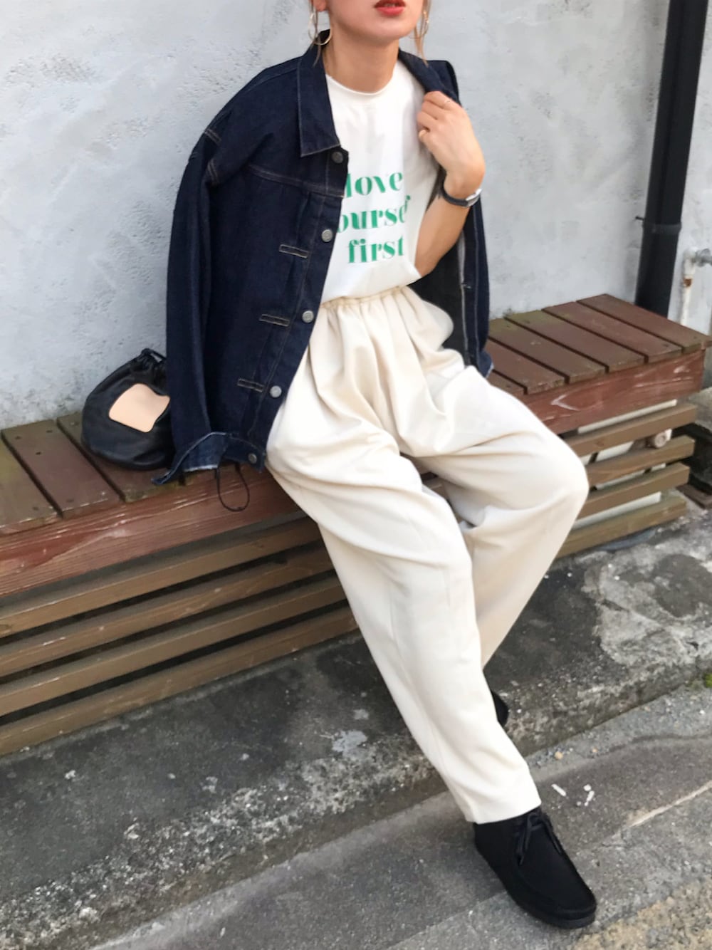 「スウェットパンツ、ロゴT、グリーン、ワントーンコーデ、Gジャン、clarks、アイボリー、ママコーデ、秋コーデ、ワラビーブーツ、UNIQLO U、leno&co、スウェットギャザーパンツ」｜「LENOのアイテム（デニムジャケット、ブルー系）」を使った、Kumika☆さん（レディース・158cm）の秋コーディネートの1枚目の写真
