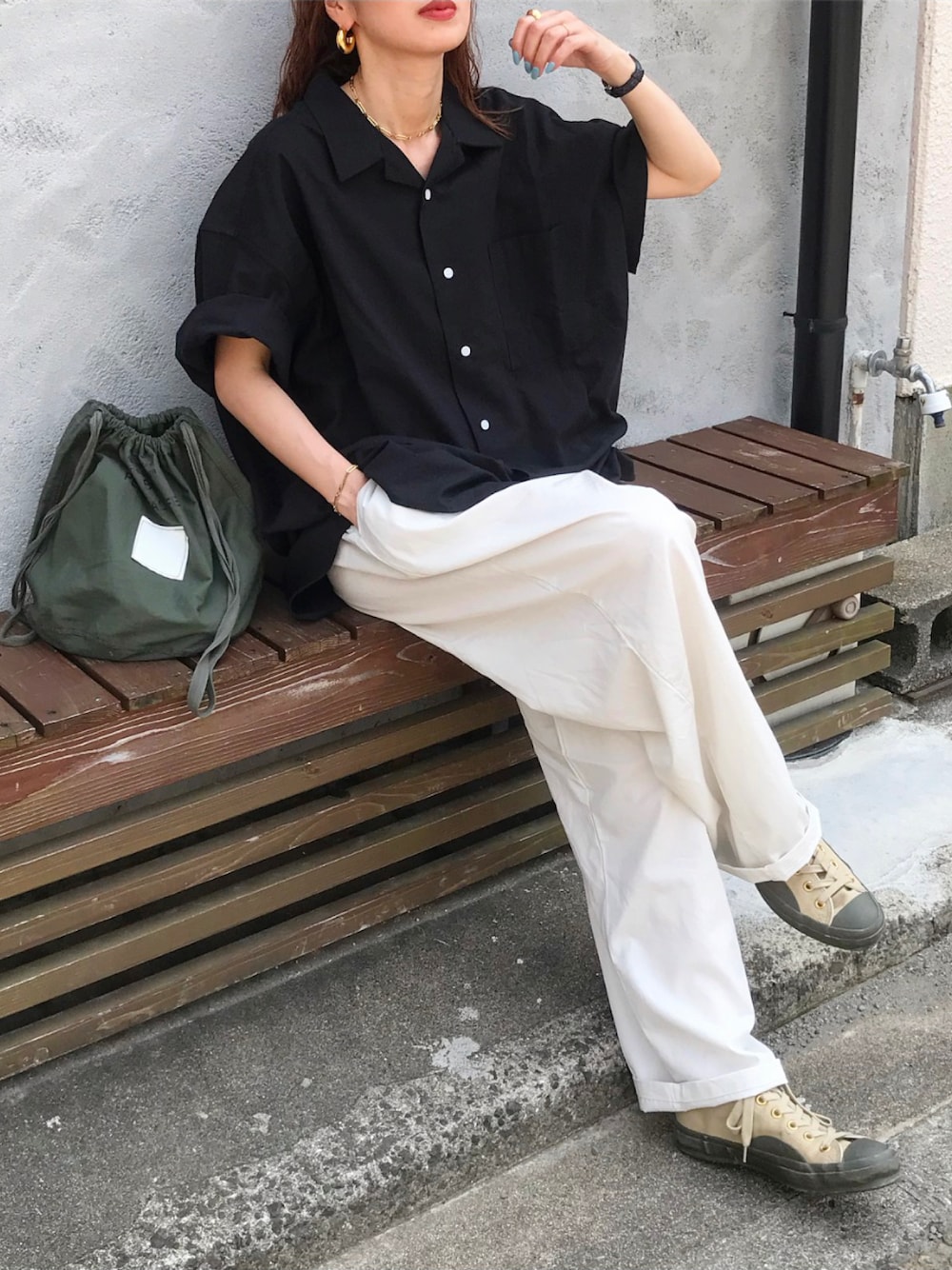 「夏コーデ、リラックススタイル、ゆるコーデ、オーバーサイズ、モノトーン、ユニセックス、レザーパンツ、オープンカラーシャツ、シャツスタイル、黒シャツ、白パンツ、personaleffectsbag、ミリタリー、yomiya、ママコーデ」｜「kleeのアイテム（シャツ/ブラウス、ブラック系）」を使った、Kumika☆さん（レディース・158cm）の夏コーディネートの1枚目の写真
