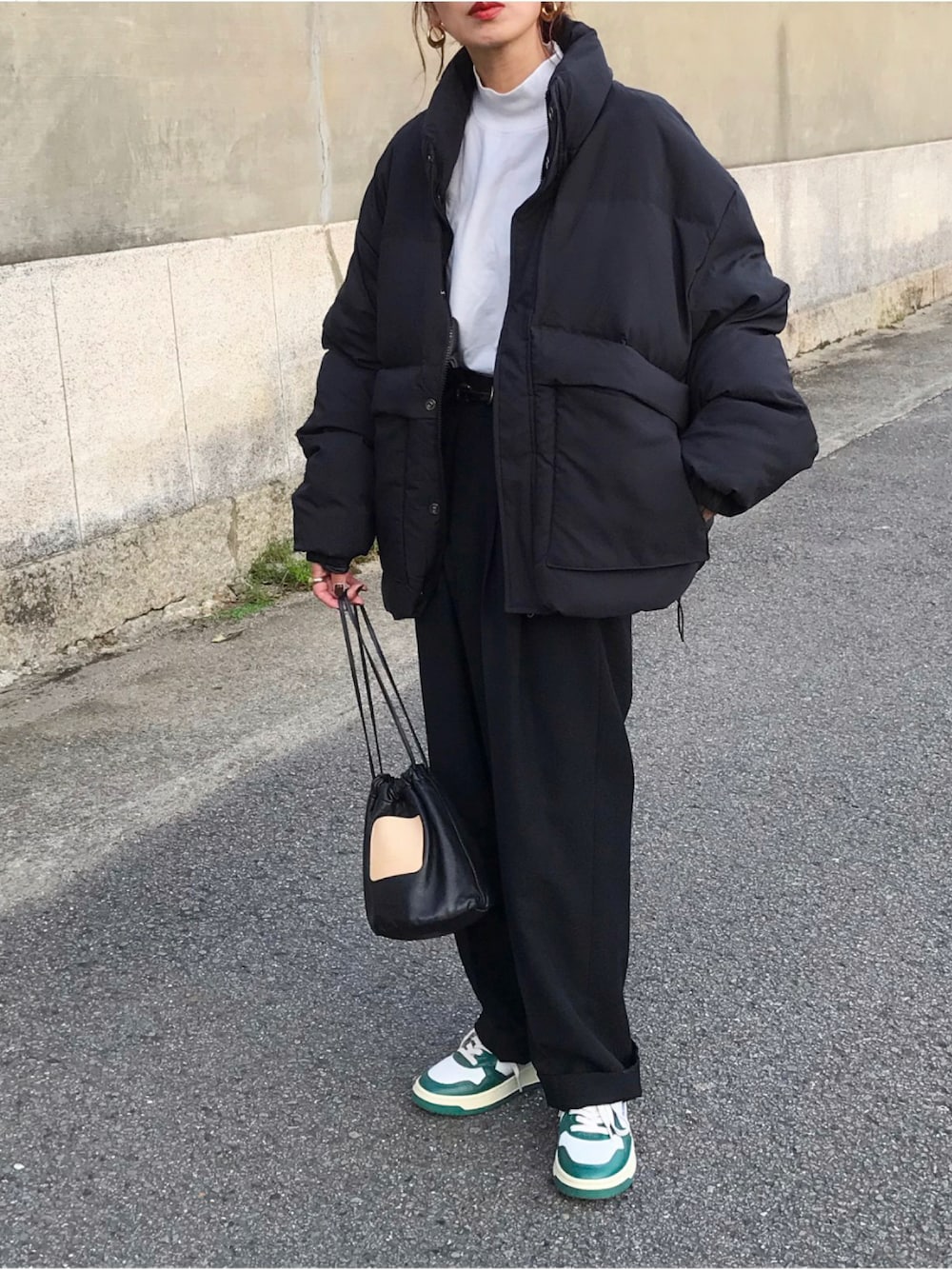 「冬コーデ、ダウンジャケット、ダウン、シンプル、モックネック、UNIQLO U、shinzone、TOMBOYPANTS、タックパンツ、ウールパンツ、モノトーン、グリーン、autry、スニーカー、ママコーデ」｜「kleeのアイテム（ダウンジャケット/コート、ブラック系）」を使った、Kumika☆さん（レディース・158cm）の秋コーディネートの1枚目の写真