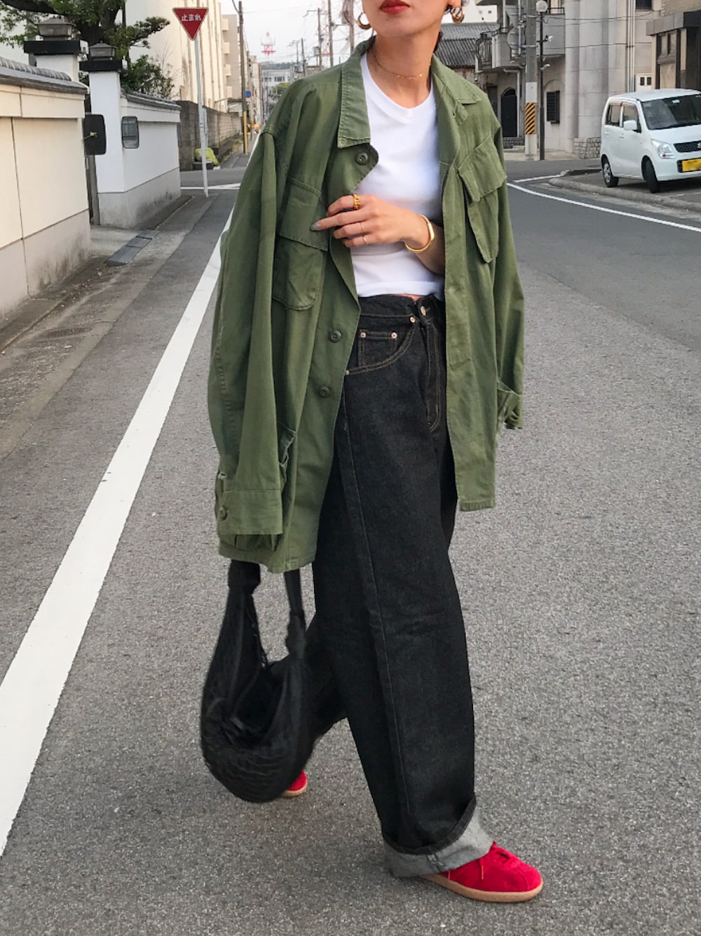 「春コーデ、メッシュバッグ、デニム、ブラックデニム、UNIQLO、ミニT、LEMAIRE、ジャングルファティーグ、ミリタリー ジャケット、adidas originals、adidas tobacco、赤、カジュアル、古着MIX、ママコーデ」｜「usedのアイテム（ミリタリージャケット、グリーン系）」を使った、Kumika☆さん（レディース・158cm）の春コーディネートの1枚目の写真