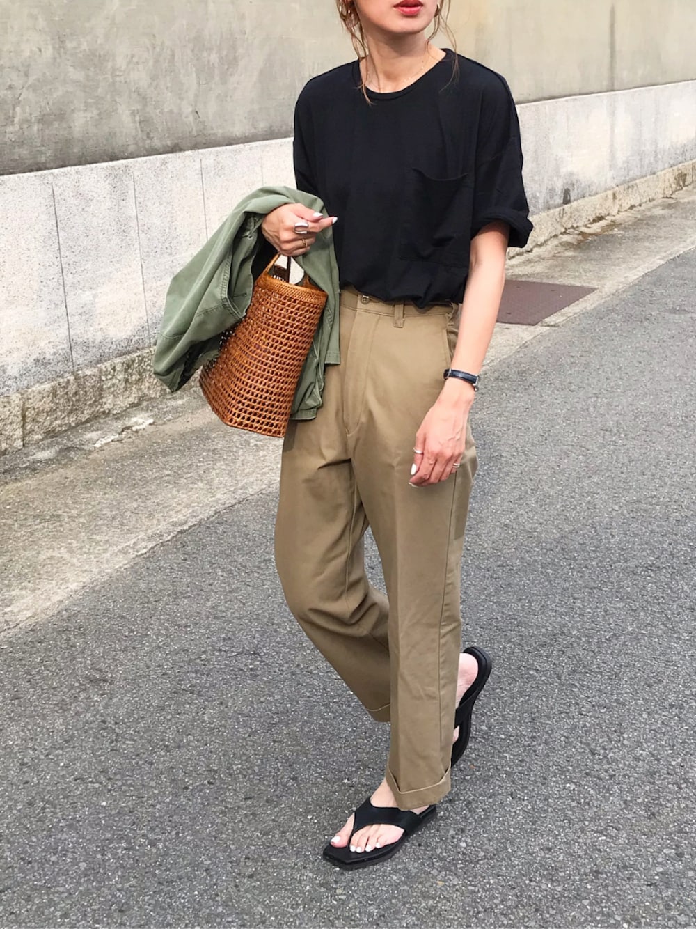 「休日スタイル、オトナカジュアル、チノパン、シンゾーン(Shinzone)、omnes、無地T、ポケT、かごバッグ、BALI WERKSTATTE、トングサンダル、サンダル、UNIQLO、シンプル、ママコーデ」｜「OMNESの綿麻カット ポケット付きラウンドヘム半袖Tシャツ（Tシャツ/カットソー、ブラック系）」を使った、Kumika☆さん（レディース・158cm）の夏コーディネートの1枚目の写真