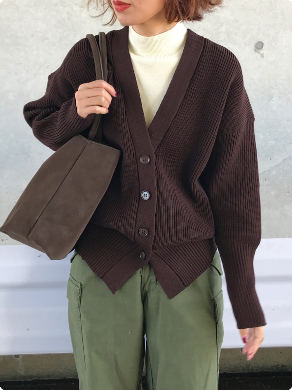 ブラウン系のカーディガン/ボレロ、グリーン系のカーゴパンツ、ブラウン系のバッグを着用したレディースの秋コーディネートの1枚目の写真
