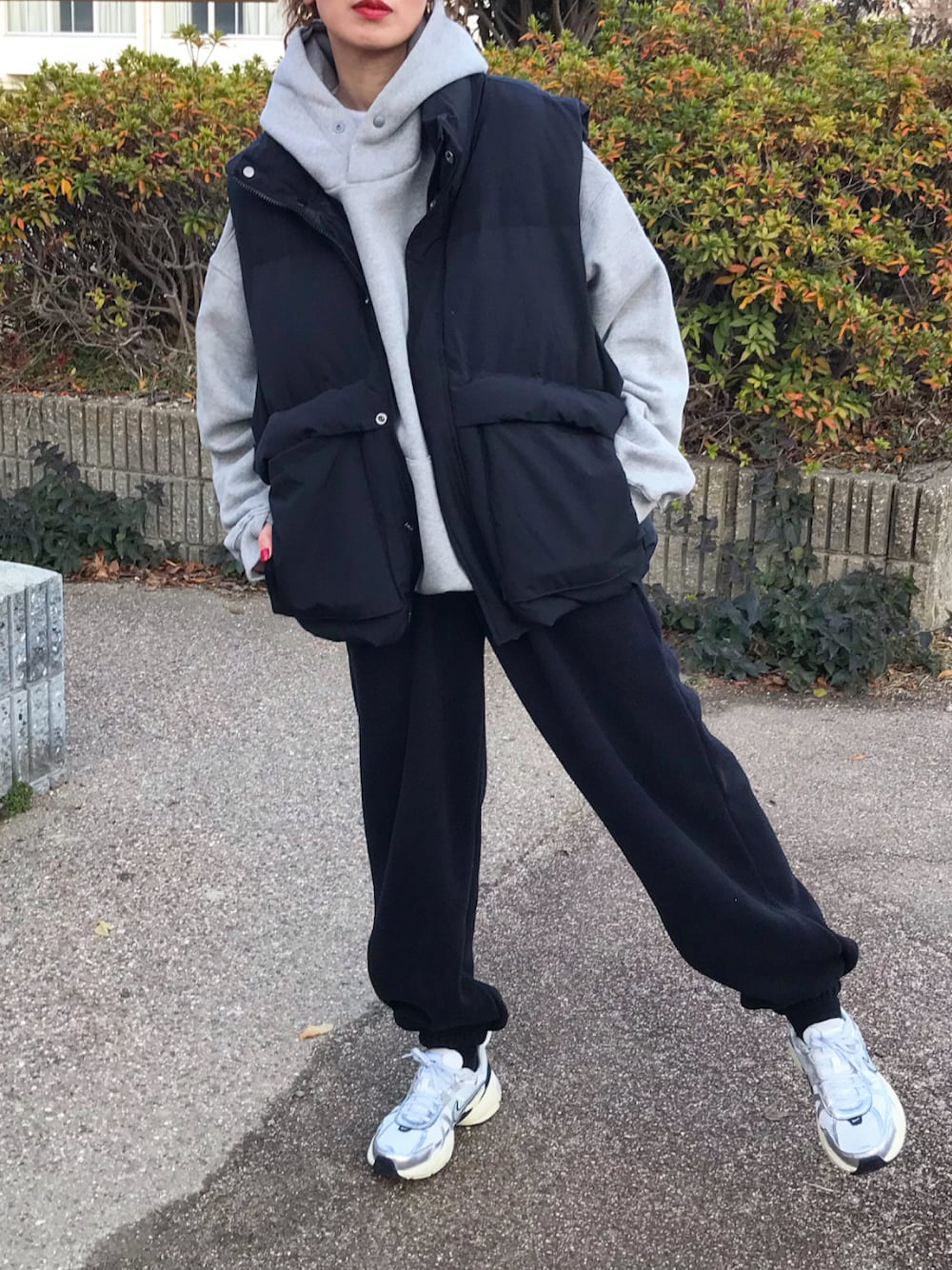 パーカーを使った「ジョガーパンツ」のレディース人気ファッション 