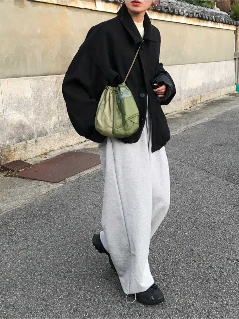 「冬コーデ、シンプル、カジュアル、ユニセックス、メンズライク、ブルゾン、スウェットパンツ、ショルダーバッグ、キルティングバッグ、古着MIX、古着、ROA、roahiking、オトナカジュアル、ママコーデ」｜「kleeのアイテム（ジャケット/アウター、ブラック系）」を使った、Kumika☆さん（レディース・158cm）の冬コーディネートの1枚目の写真