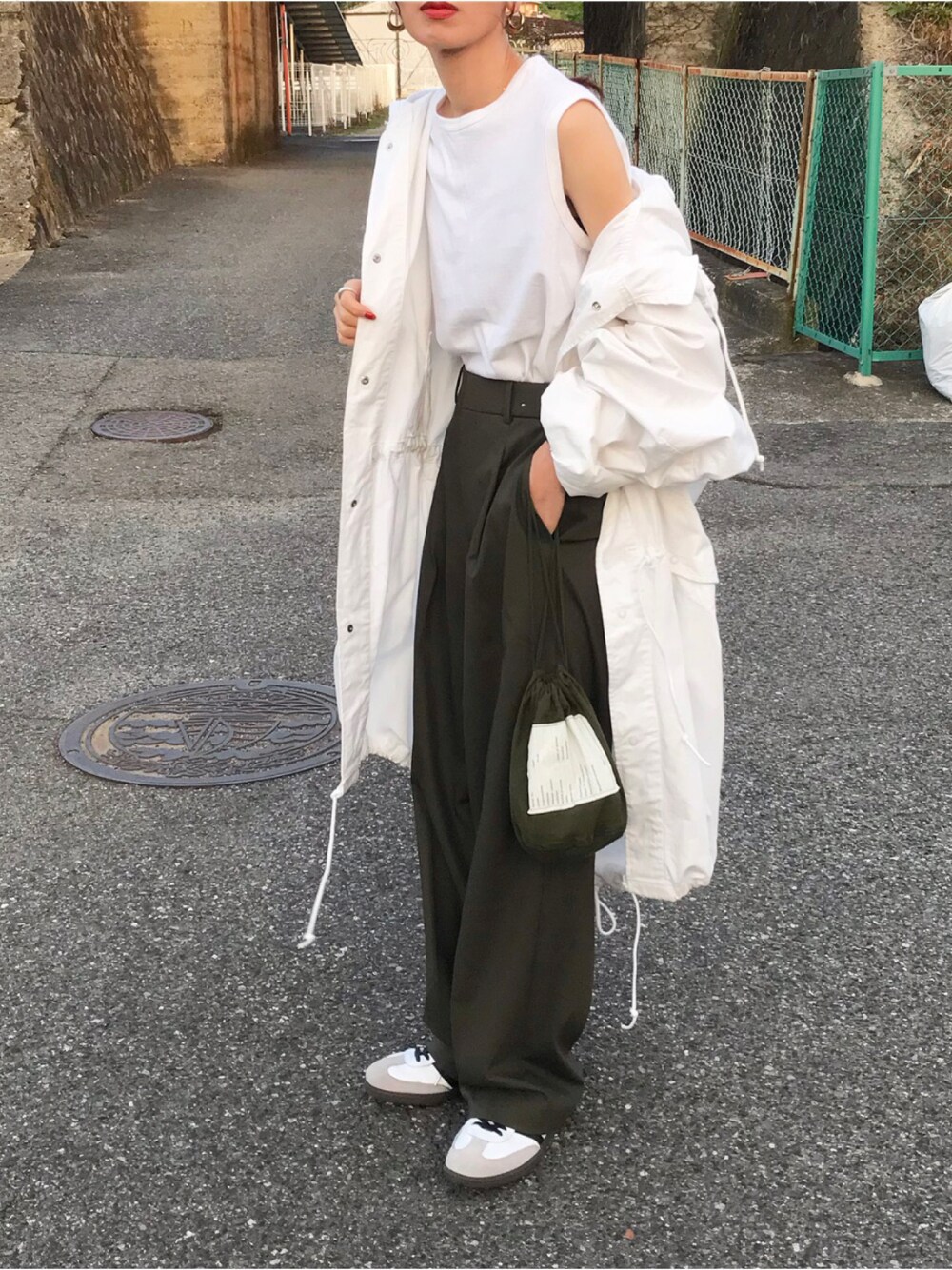 「古着、古着MIX、軍物、スノーパーカー、春アウター、古着女子、UNIQLO、タックワイドパンツ、BATONER、personaleffectsbag、adidas、adidas samba、タンクトップ、スニーカー、ママコーデ」｜「VINTAGEのアイテム（ジャケット/アウター、ホワイト系）」を使った、Kumika☆さん（レディース・158cm）の春コーディネートの1枚目の写真