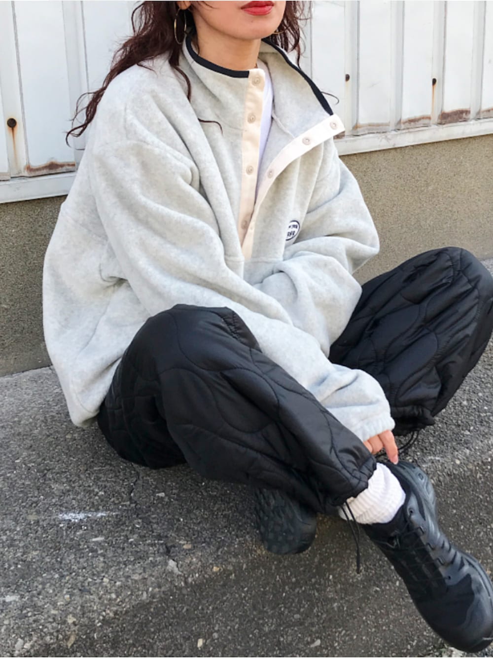 「真冬のあったかスタイル、冬コーデ、キルティング、キルティングパンツ、あったかコーデ、フリース、カジュアル、モノトーン、SALOMON、サロモン、オトナカジュアル、ママコーデ」｜「kleeのアイテム（トップス、グレー系）」を使った、Kumika☆さん（レディース・158cm）の冬コーディネートの1枚目の写真