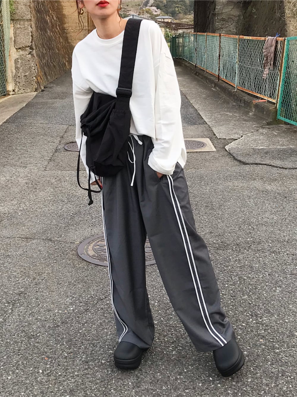 「ゆるコーデ、春コーデ、カジュアル、ラインパンツ、グレー、ショルダーバッグ、UNIQLOU、ドローストリングショルダーバッグ、キャナルジーン(CANAL JEAN)、厚底サンダル、サンダル、Adidas stan smith、adidas originals、ロンT、ノームコア」｜「CANAL JEANのEl mar(エルマール) カラーミニ裏毛ロンT（Tシャツ/カットソー、ホワイト系）」を使った、Kumika☆さん（レディース・158cm）の春コーディネートの1枚目の写真