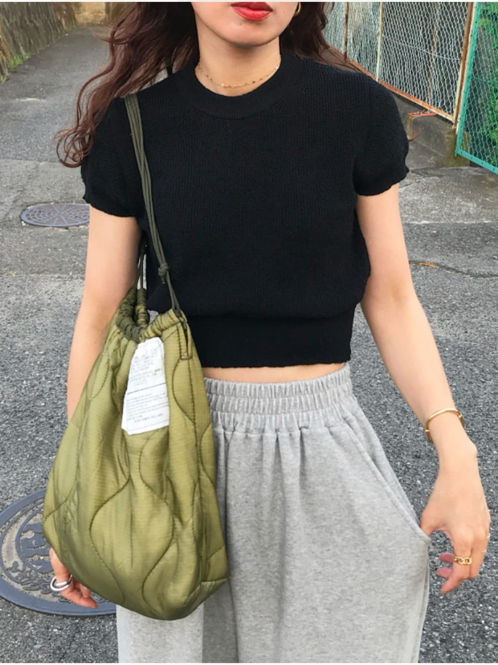 「シンプル、カジュアル、オトナカジュアル、ニットTシャツ、クロップドトップス、サマーニット、スウェットパンツ、ワイドパンツ、キルティングバッグ、古着MIX、NIKE、nike shox、キャナルジーン(CANAL JEAN)、ママコーデ」｜「CANAL JEANのEl mar　コットンリネン半袖ニット（ニット/セーター、ブラック系）」を使った、Kumika☆さん（レディース・158cm）の夏コーディネートの1枚目の写真