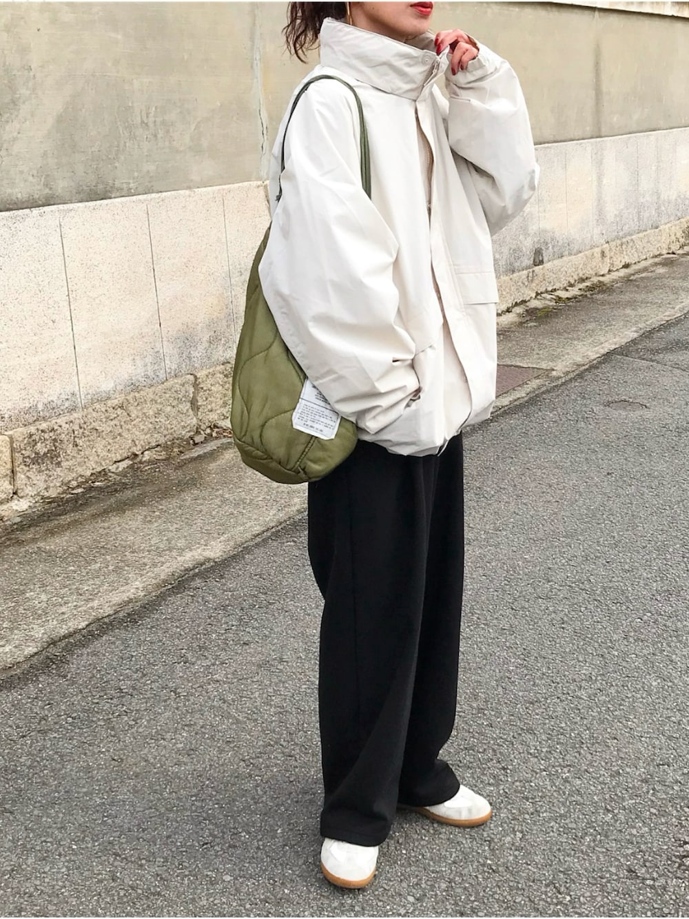 【大人のホワイトコーデ♡】CHANEL ブルゾン UNIQLOのブルゾン（ホワイト系）を使った「ブルゾン」の