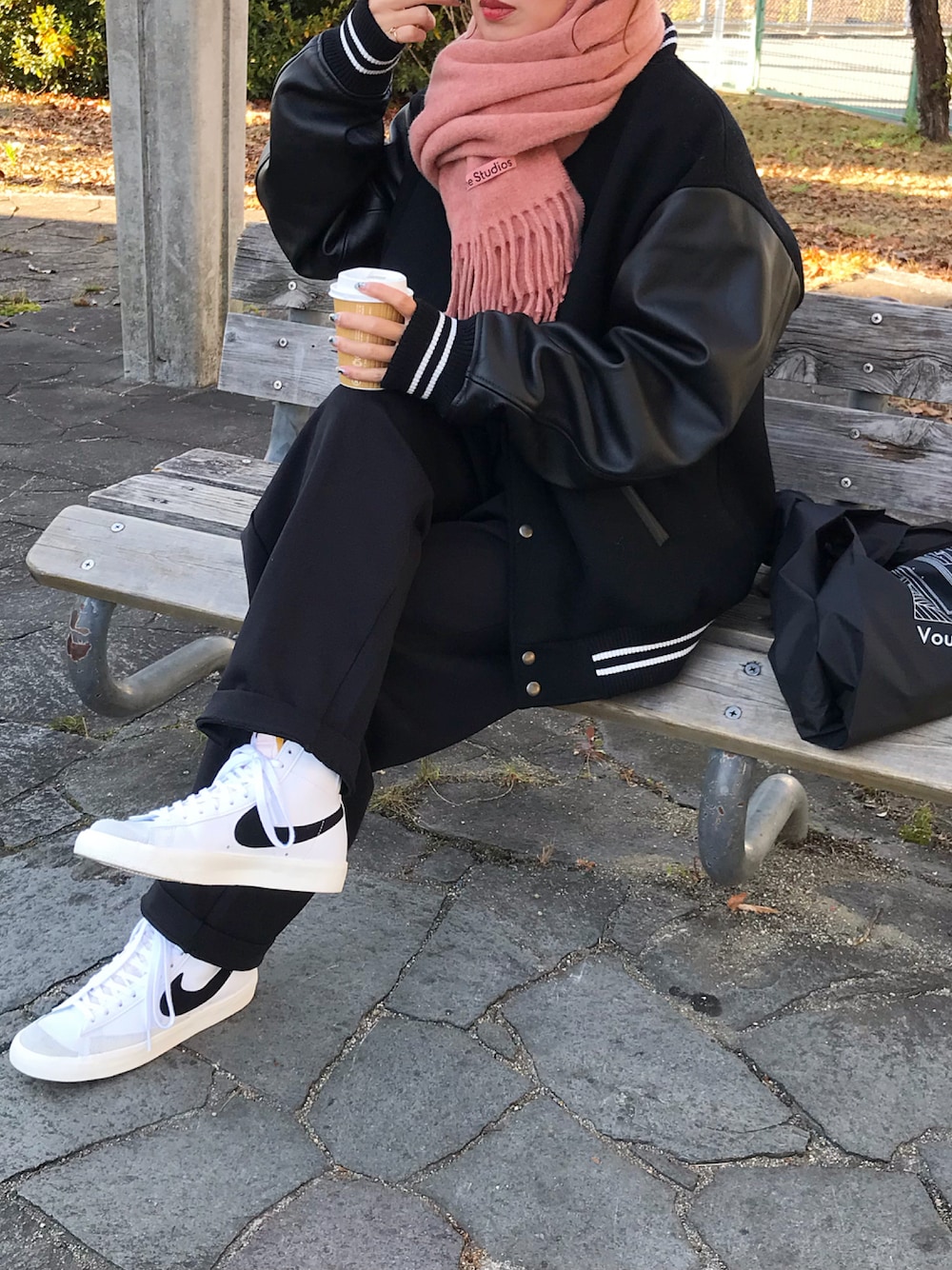 「クリスマスに着たい服、ブラック、ブラックコーデ、ピンク、マフラー、ストール、スウェットパンツ、ハイカットスニーカー、NIKE、NIKEBLAZER、UNIQLO U、Adam et Rope'、AcneStudios、スタジャン、ママコーデ」｜「ADAM ET ROPE'の〈SHARE CLOSETシリーズ〉オーバーサイズ アワードジャケット（スタジャン、ブラック系）」を使った、Kumika☆さん（レディース・158cm）の冬コーディネートの1枚目の写真