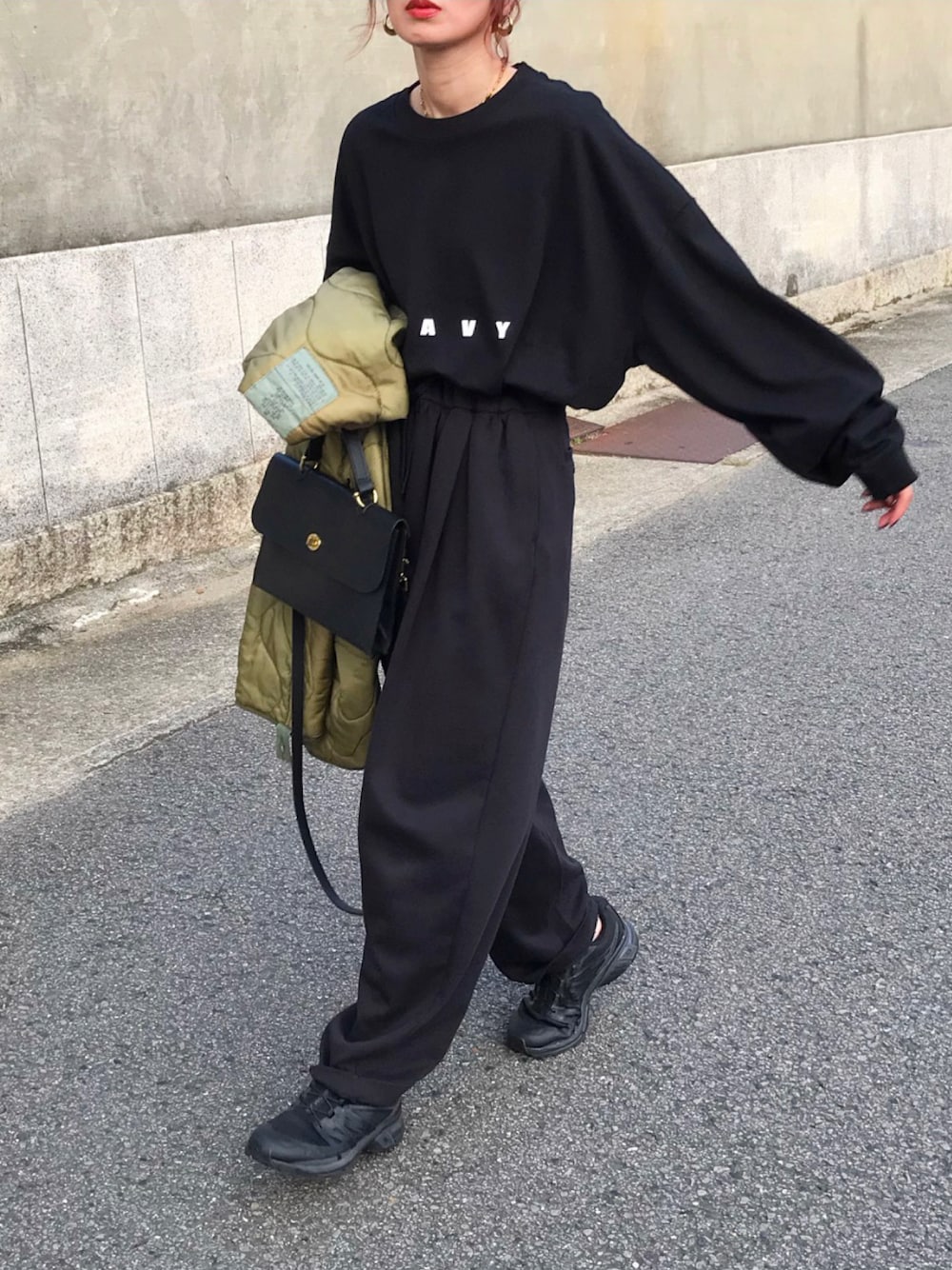 「秋のコーデ、ブラック、オールブラック、ロゴT、ロンT、スウェットパンツ、UNIQLO U、キャナルジーン(CANAL JEAN)、SALOMON、M-65、ライナージャケット、キルティングジャケット、古着、軍物、ママコーデ」｜「CANAL JEANの1975 TOKYO(1975 トーキョー) "Heavy Water"オーバーサイズロングTシャツ（Tシャツ/カットソー、ブラック系）」を使った、Kumika☆さん（レディース・158cm）の秋コーディネートの1枚目の写真