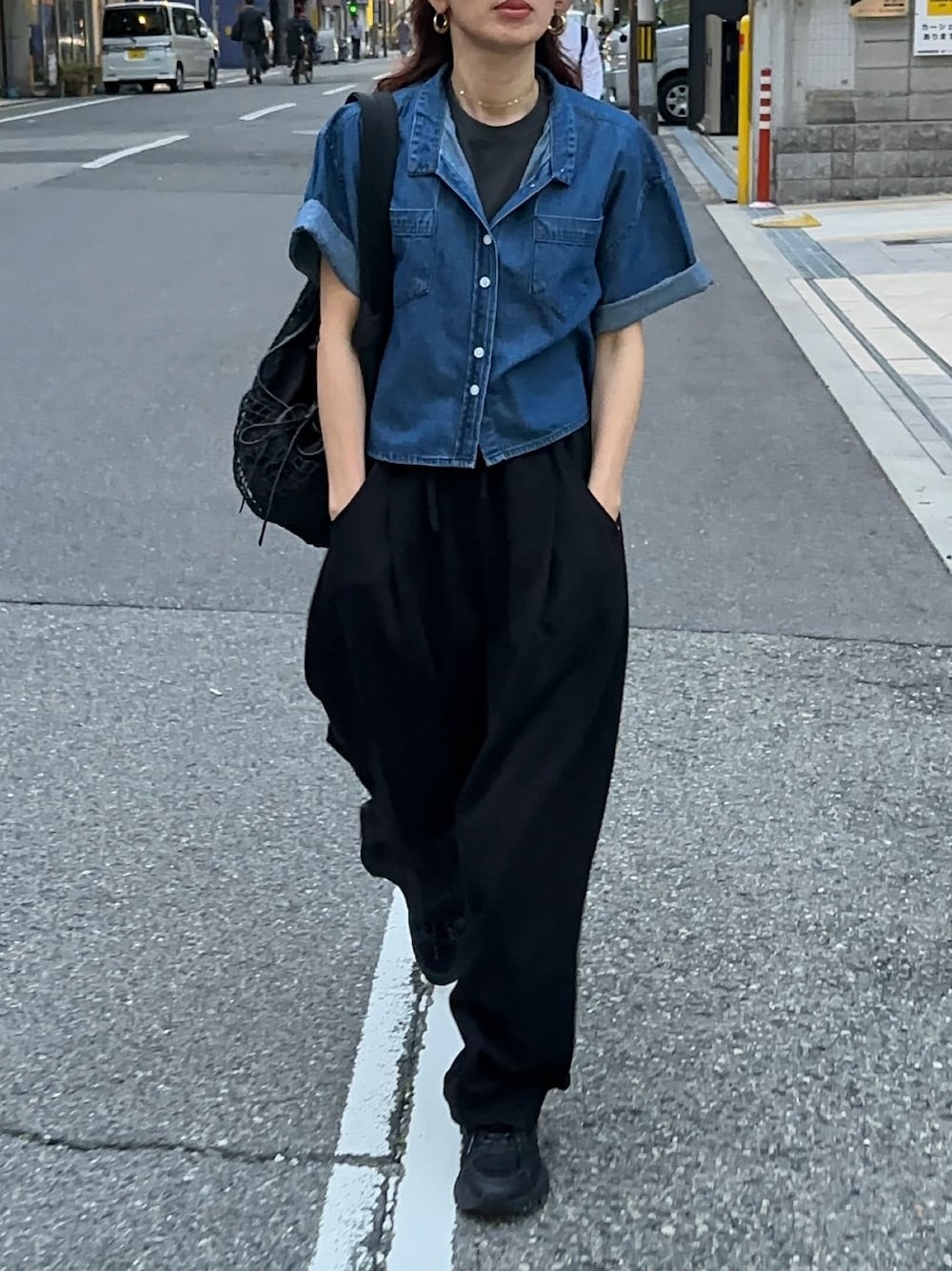 「シャツスタイル、デニム、デニムシャツ、カジュアル、バルーンパンツ、スウェットパンツ、メッシュバッグ、LEMAIRE、ZARA、ゆるコーデ、夏コーデ、オトナカジュアル、ママコーデ」｜「klee originalのアイテム（シャツ/ブラウス、ブルー系）」を使った、Kumika☆さん（レディース・158cm）の春コーディネートの1枚目の写真
