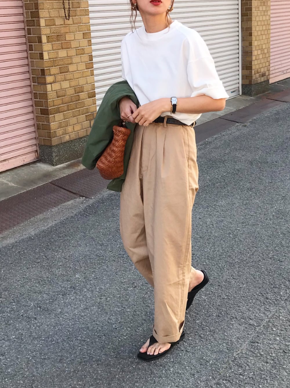「ごきげんウィーク、春夏コーデ、ゆるコーデ、ラクチンコーデ、UNIQLO、リネンブレンドタックワイドパンツ、shinzone、白Tシャツ、リネンパンツ、トングサンダル、かごバッグ、レザーバッグ、Dragon、ママコーデ、カジュアル」｜「THE SHINZONEのShinzone SMART TEE SHIRT 21SMSCU04（Tシャツ/カットソー、ホワイト系）」を使った、Kumika☆さん（レディース・158cm）の春コーディネートの1枚目の写真