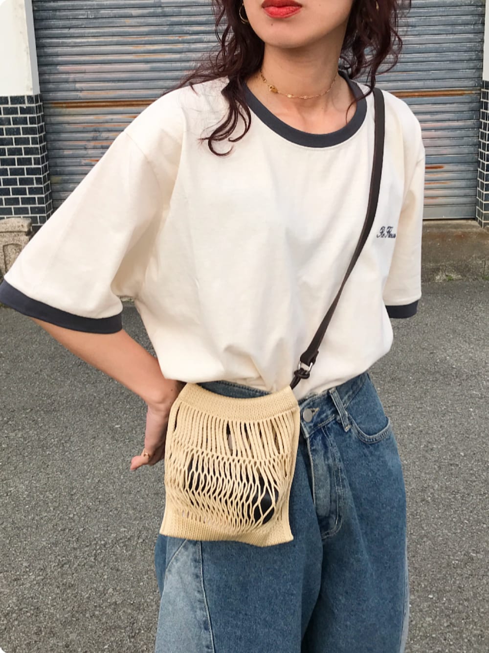 「春夏コーデ、リンガーTシャツ、リンガーT、オーバーサイズ、デニム、カーブデニム、バルーンデニム、メッシュバッグ、LEMAIRE、adidas originals、adidas spezial、カジュアル、ママコーデ」｜「kleeのアイテム（Tシャツ/カットソー、ベージュ系）」を使った、Kumika☆さん（レディース・158cm）の春コーディネートの1枚目の写真